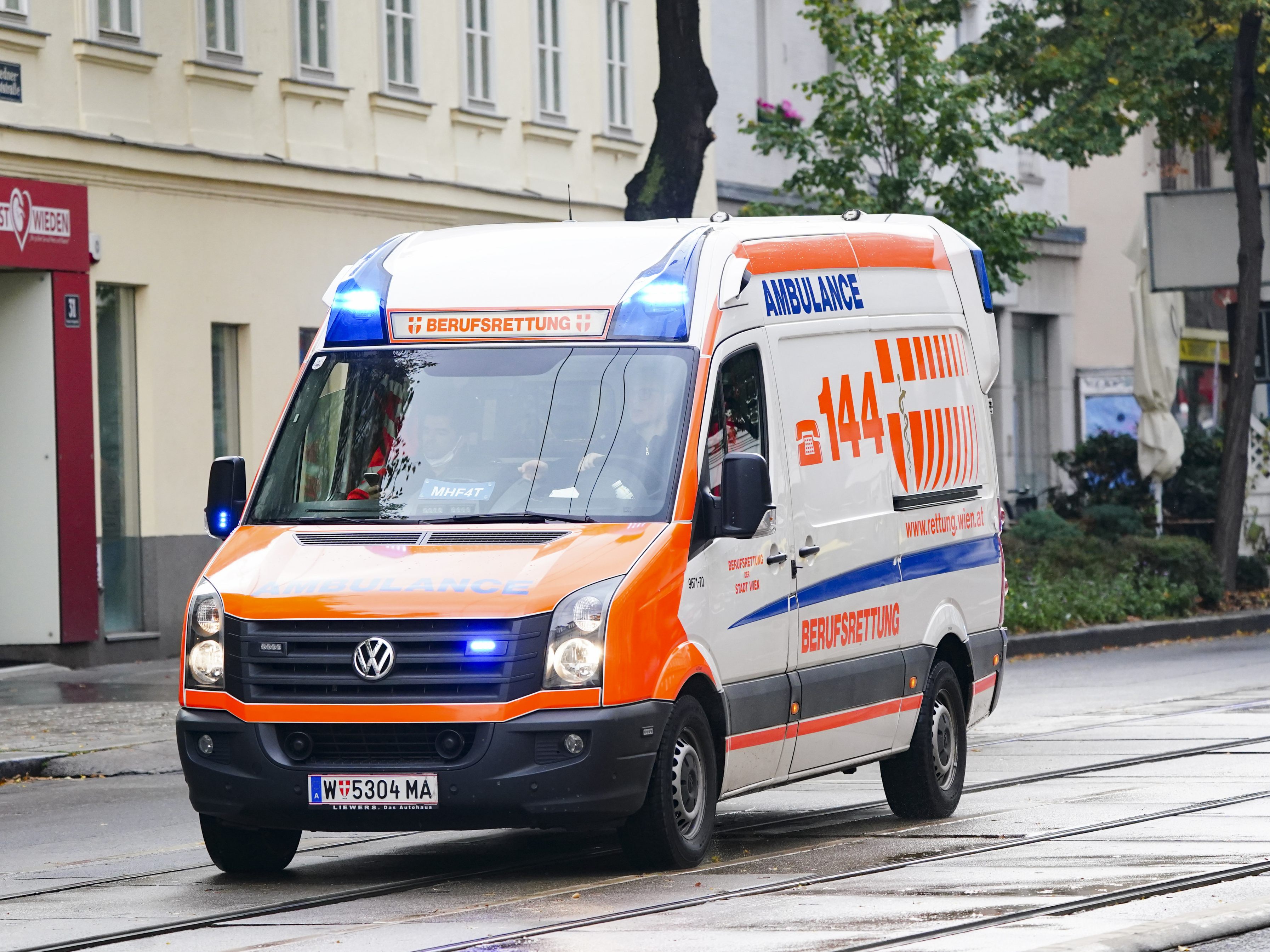 Ein Unbekannter versetzte einem 29-Jährigen in Wien-Favoriten einen Bauchstich mit einem Messer.
