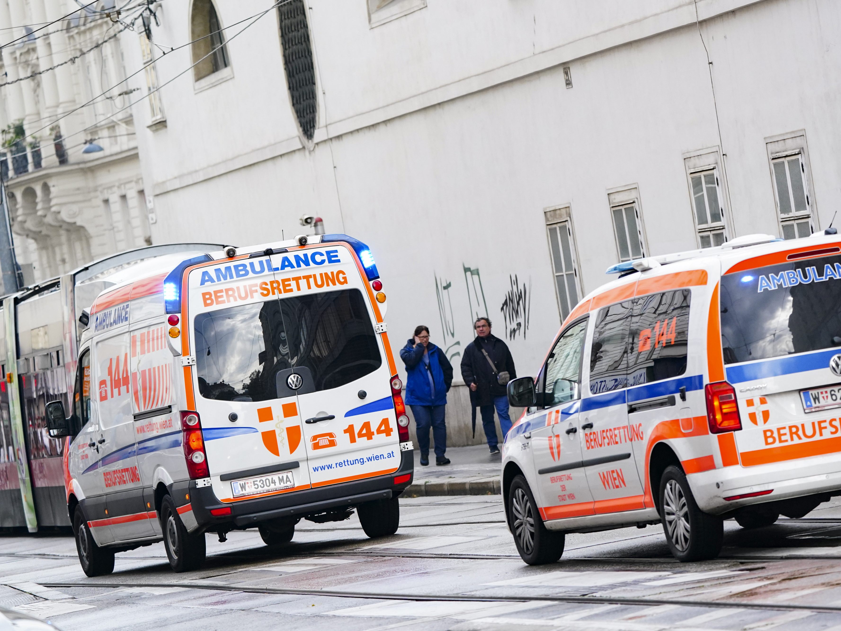 Bei einem Unfall zwischen einem Auto und einer Bim am Wiener Ring wurde eine Frau leicht verletzt.