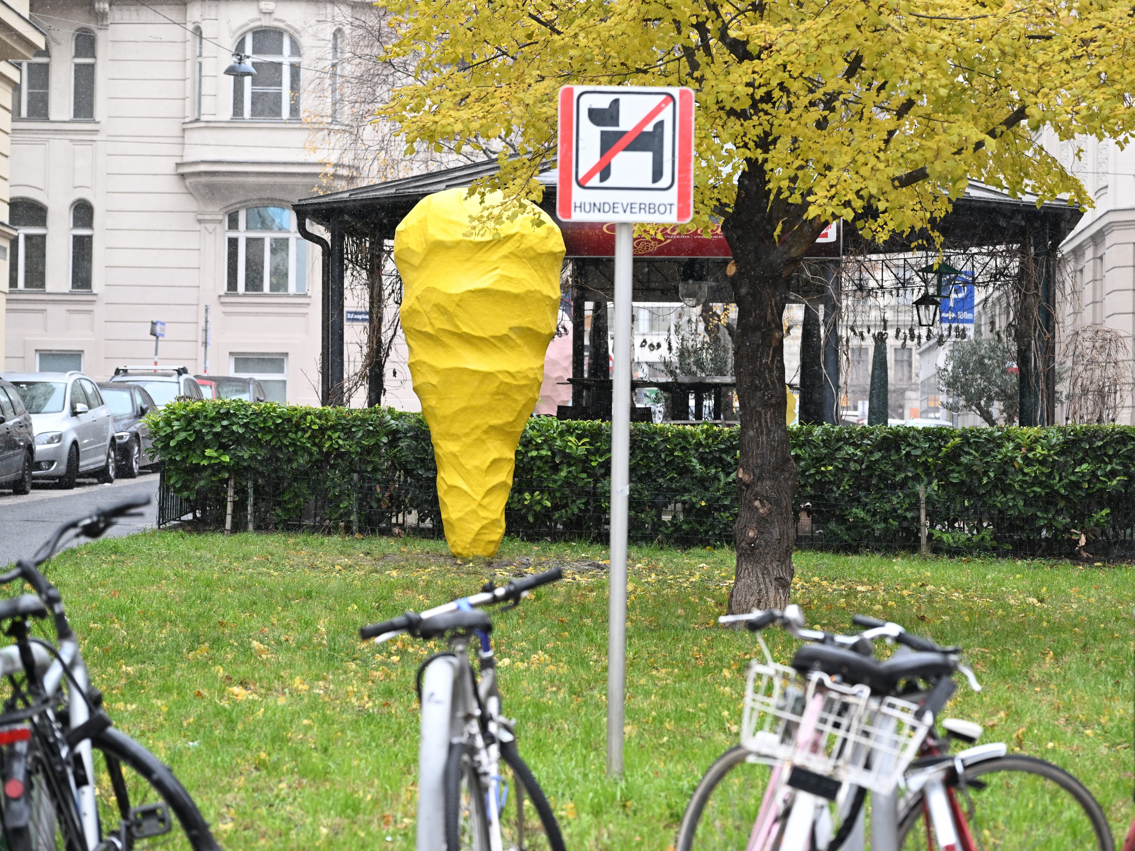 Bunte Franz-West-Skulpturen wurden auf dem Wiener Esteplatz aufgestellt. Bunte Franz-West-Skulpturen wurden auf dem Wiener Esteplatz aufgestellt.
