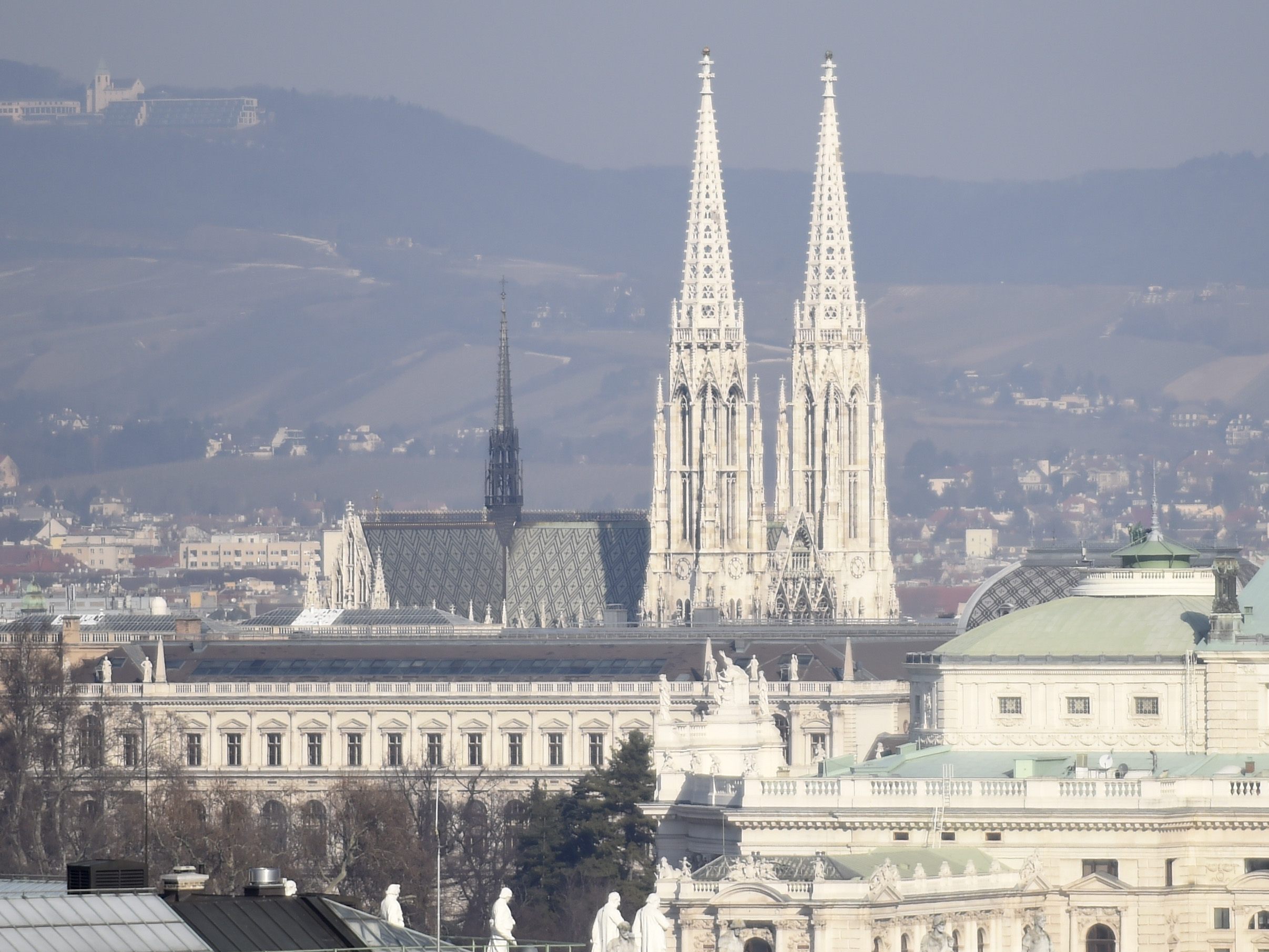 Am Silvester-Nachmittag kann man bei einer Führung durch die Votivkirche in Wien-Alsergrund teilnehmen. Am Silvester-Nachmittag kann man bei einer Führung durch die Votivkirche in Wien-Alsergrund teilnehmen.