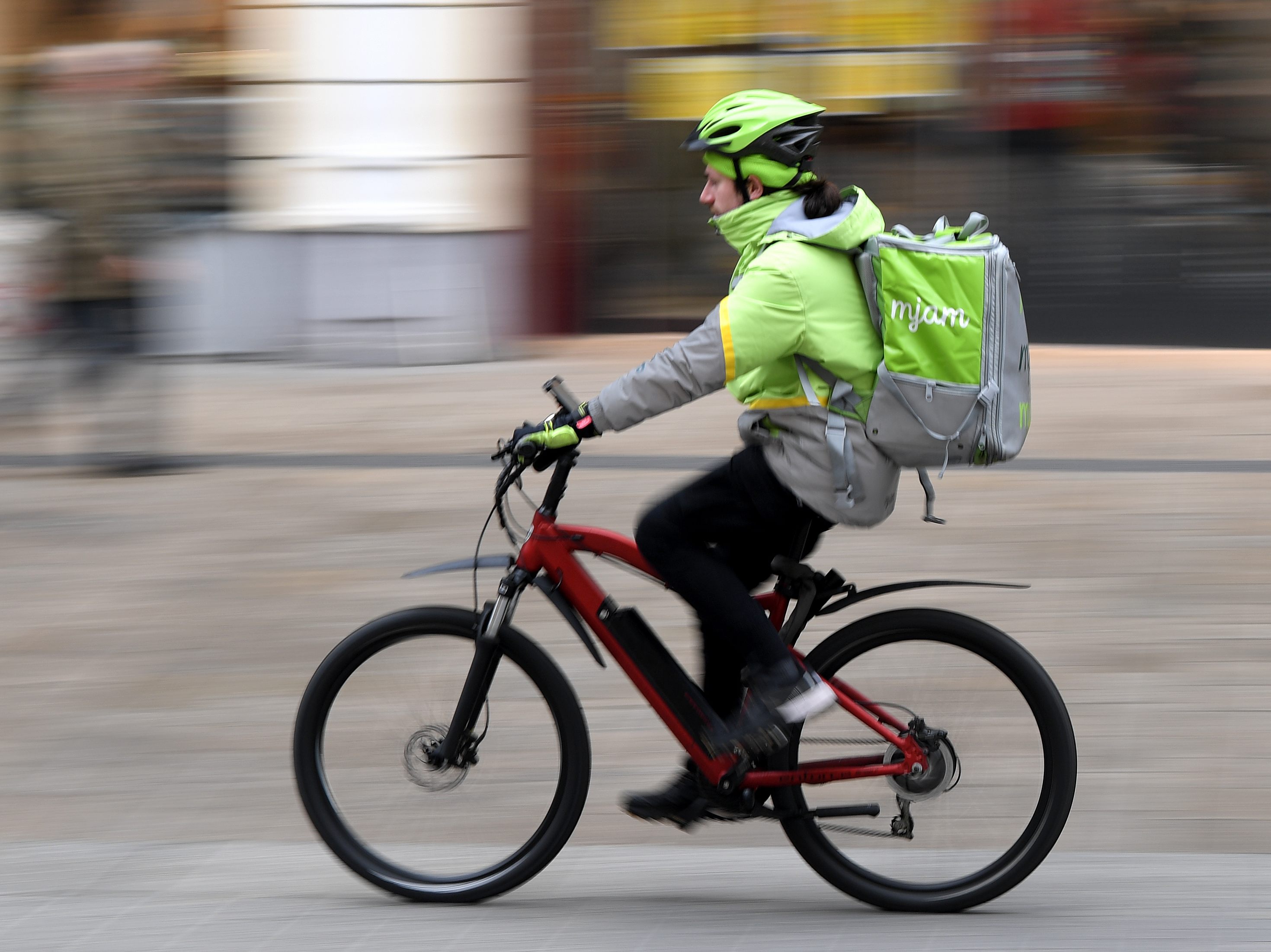 Die selbstständigen Mjam-Fahrradboten klagen über einen Minimal-Lohn. Die selbstständigen Mjam-Fahrradboten klagen über einen Minimal-Lohn.