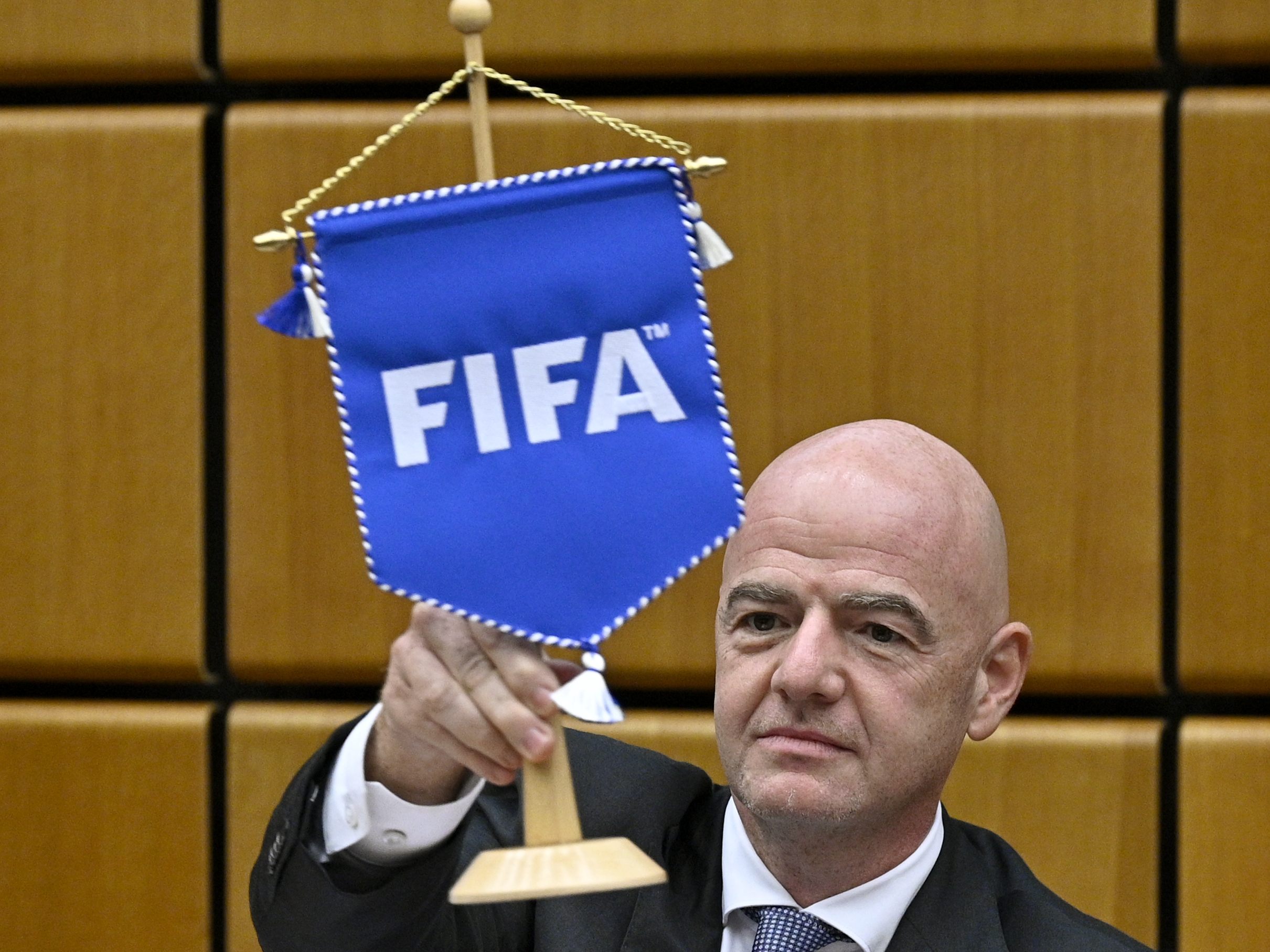Die FIFA startet ein Verfahren gegen den argentinischen und niederländischen Fußballverband nach dem hitzigen Viertelfinale bei der WM in Katar. Die FIFA startet ein Verfahren gegen den argentinischen und niederländischen Fußballverband nach dem hitzigen Viertelfinale bei der WM in Katar.
