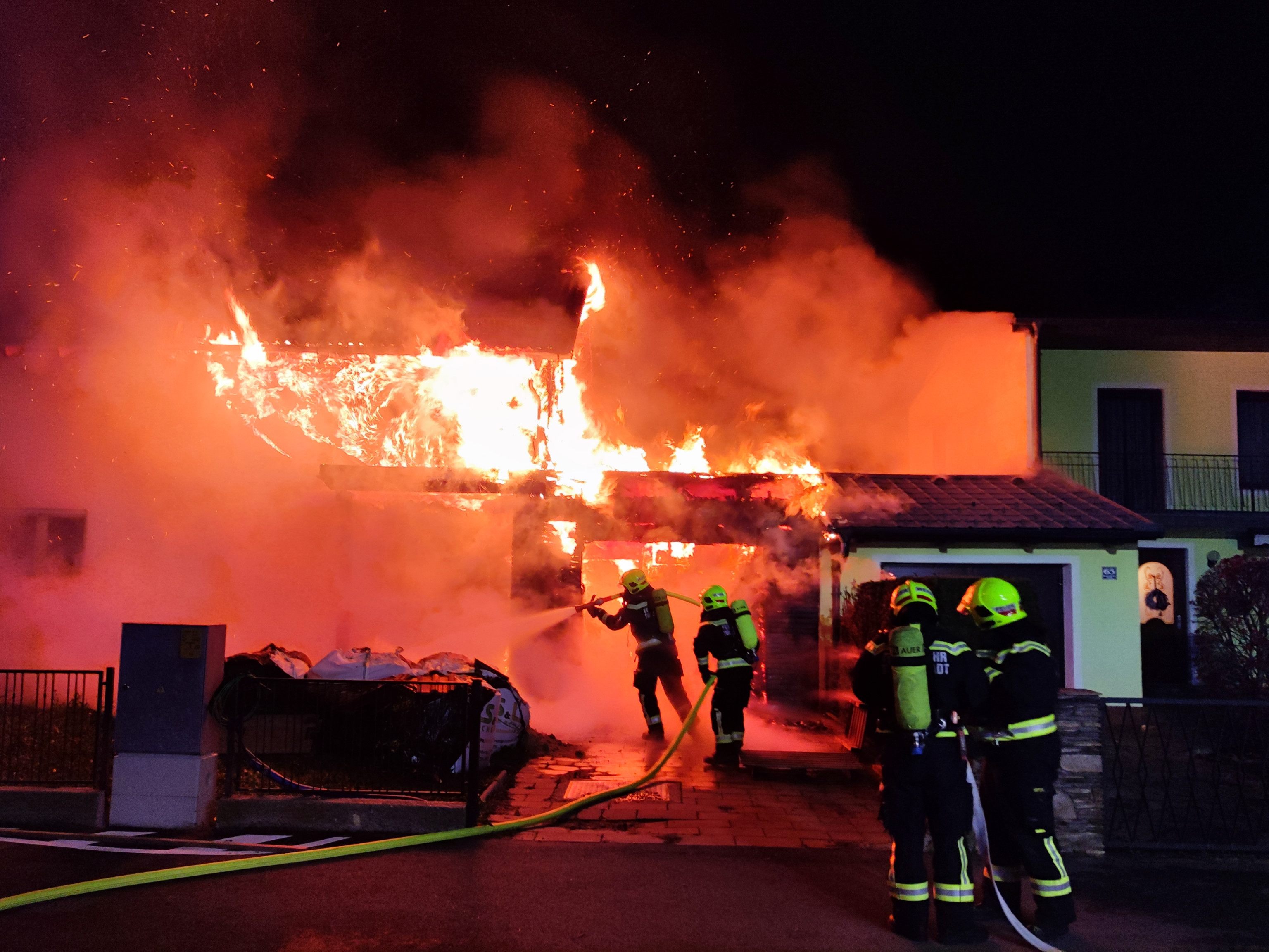 Nächtlicher Brand in Einfamilienhaus in Tulln forderte Feuerwehren. Nächtlicher Brand in Einfamilienhaus in Tulln forderte Feuerwehren.
