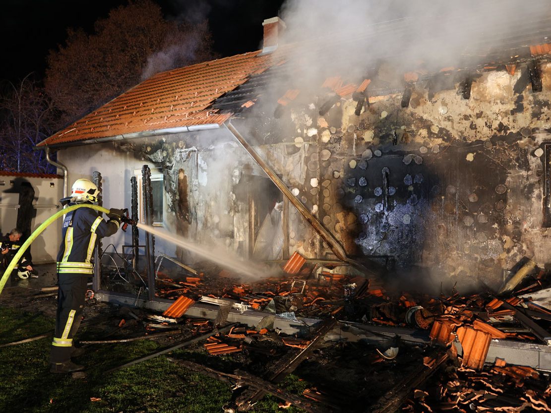 Mutter und Tochter retteten sich im Bezirk Baden aus brennendem Haus. Mutter und Tochter retteten sich im Bezirk Baden aus brennendem Haus.