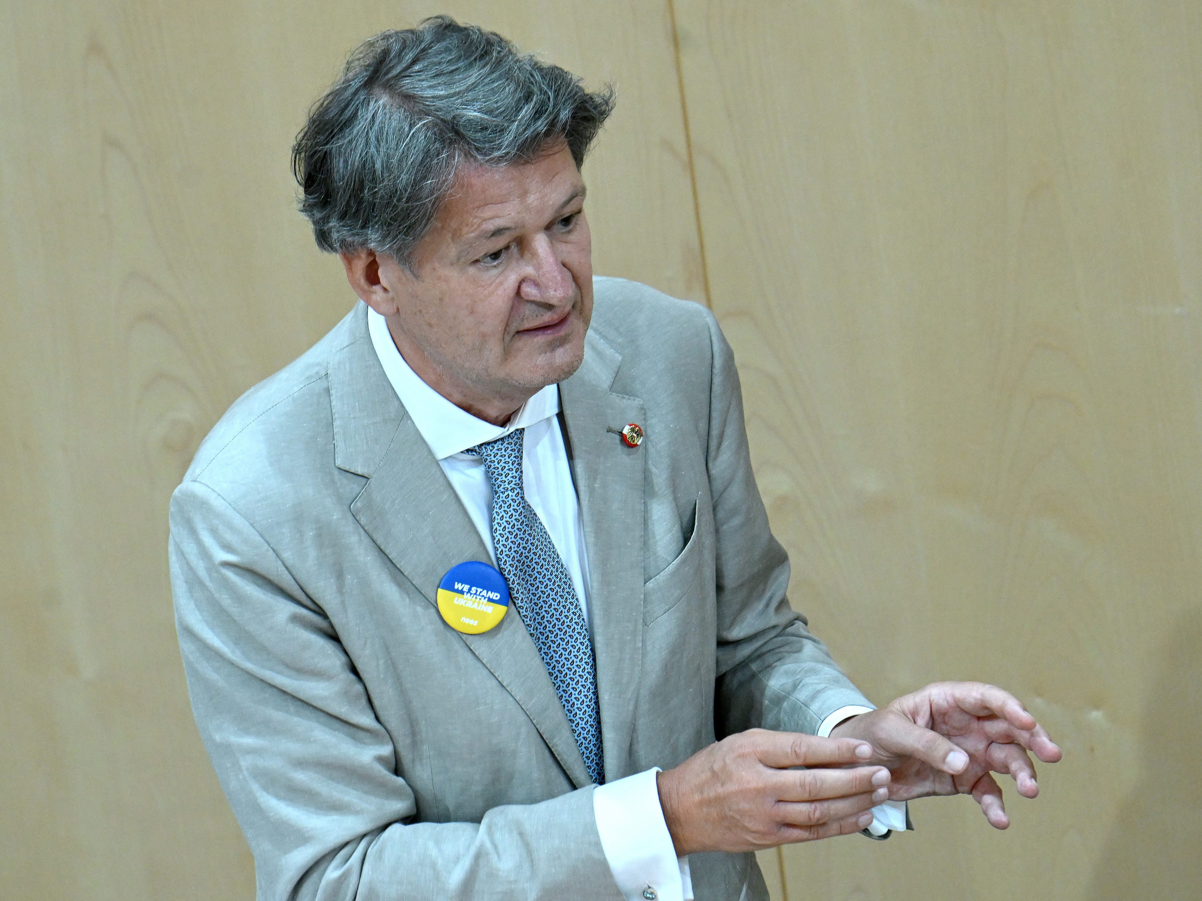 Helmut Brandstätter (NEOS) kritisiert Verteidiungsministerin Tanner. Helmut Brandstätter (NEOS) kritisiert Verteidiungsministerin Tanner.