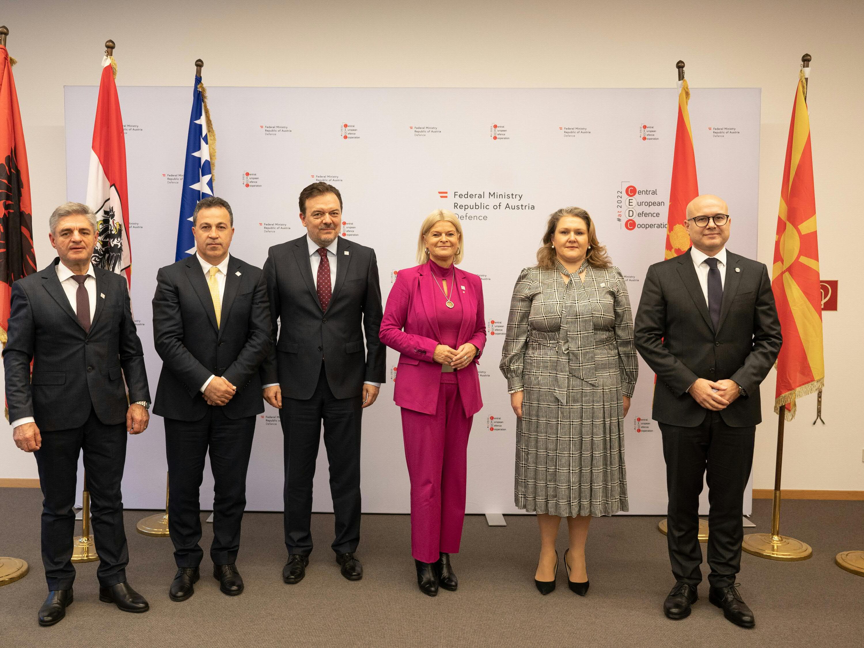 Verteidigungsministerin Klaudia Tanner (ÖVP) bei der Verteidigungsministerkonferenz in Krems mit ihren Amtskollegen aus Bosnien und Herzegovina, Albanien, Montenegro, Nord Mazedonien und Serbien.