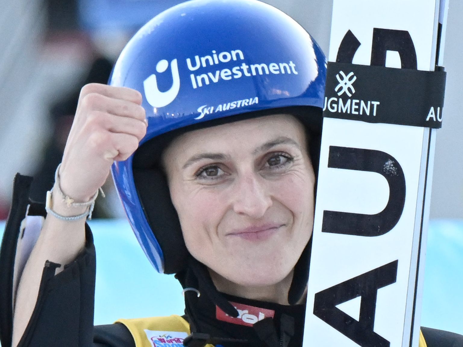 Eva Pinkelnig steht auch beim zweiten Springen in Villach ganz oben auf dem Podest. Eva Pinkelnig steht auch beim zweiten Springen in Villach ganz oben auf dem Podest.