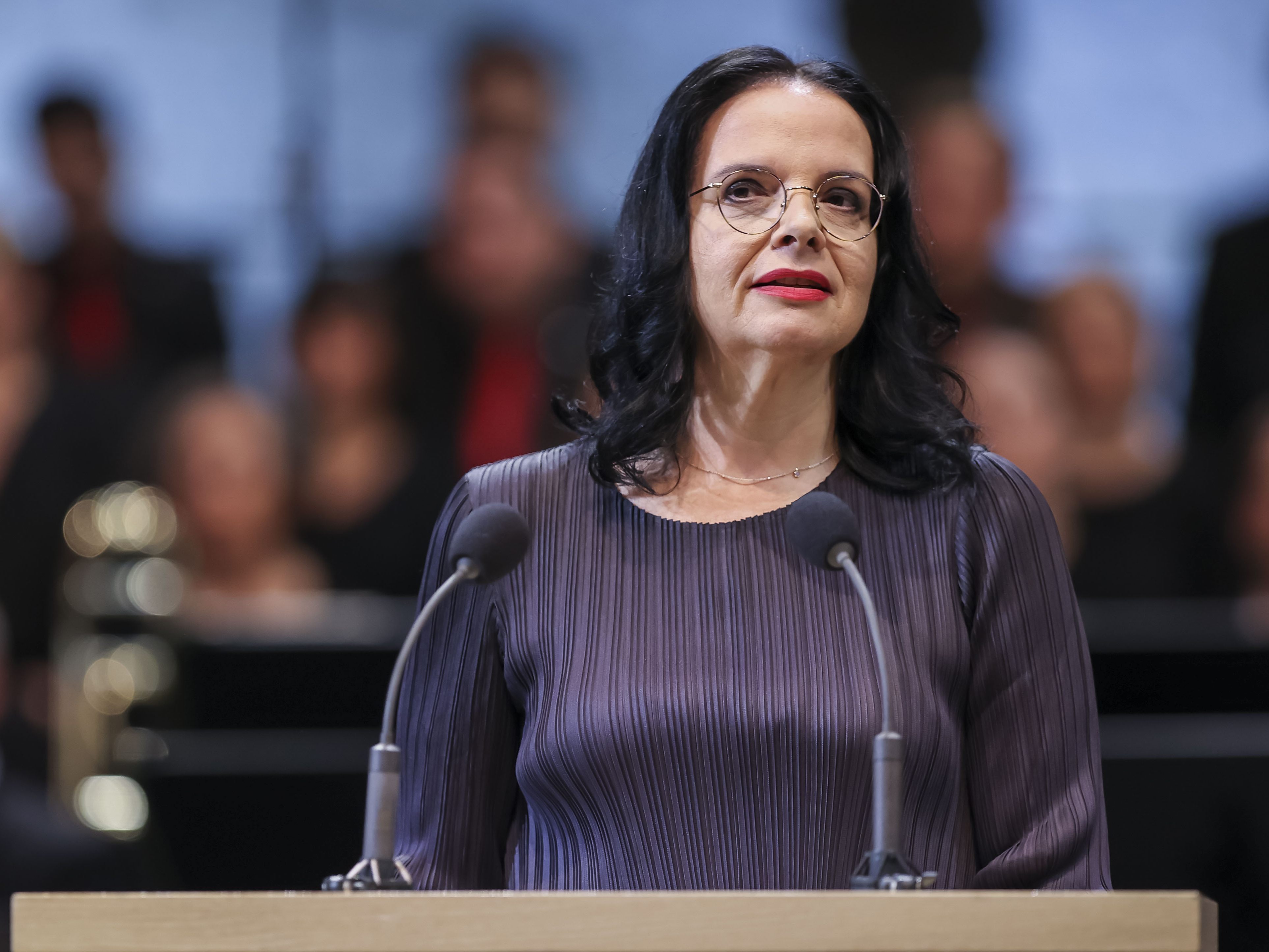 Kunststaatssekretärin Andrea Mayer gibt die neue Burgtheater-Direktion ab Herbst 2024 bekannt. Kunststaatssekretärin Andrea Mayer gibt die neue Burgtheater-Direktion ab Herbst 2024 bekannt.