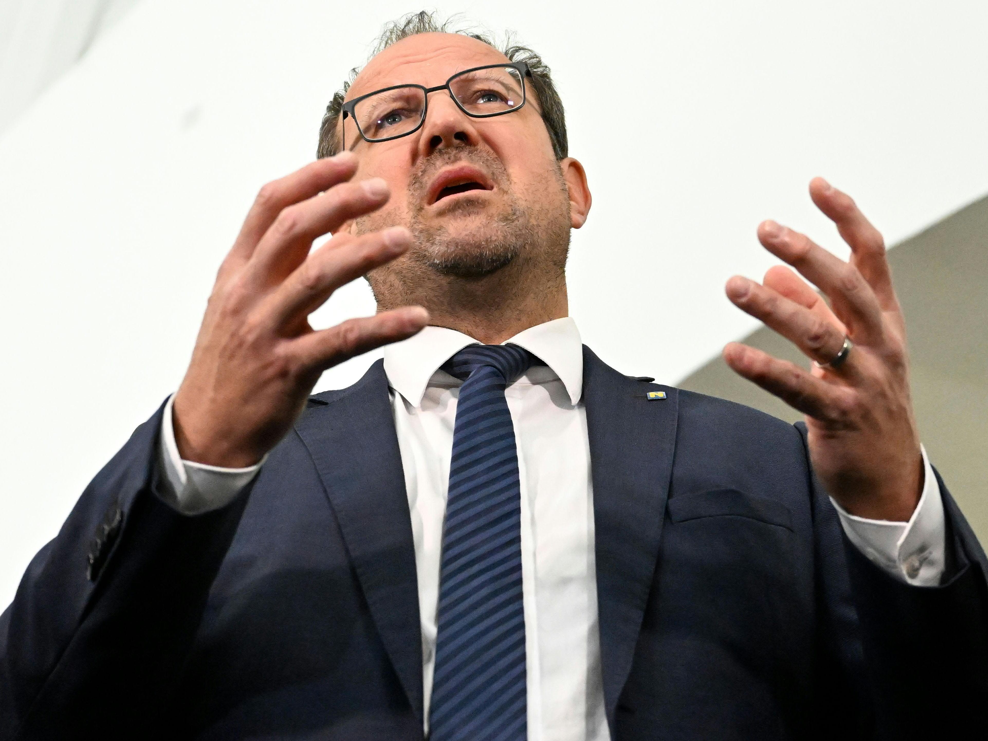 ÖVP NÖ Landesgeschäftsführer Bernhard Ebner ortet "Schmutzkübelwahlkampf" der SPÖ. ÖVP NÖ Landesgeschäftsführer Bernhard Ebner ortet "Schmutzkübelwahlkampf" der SPÖ.