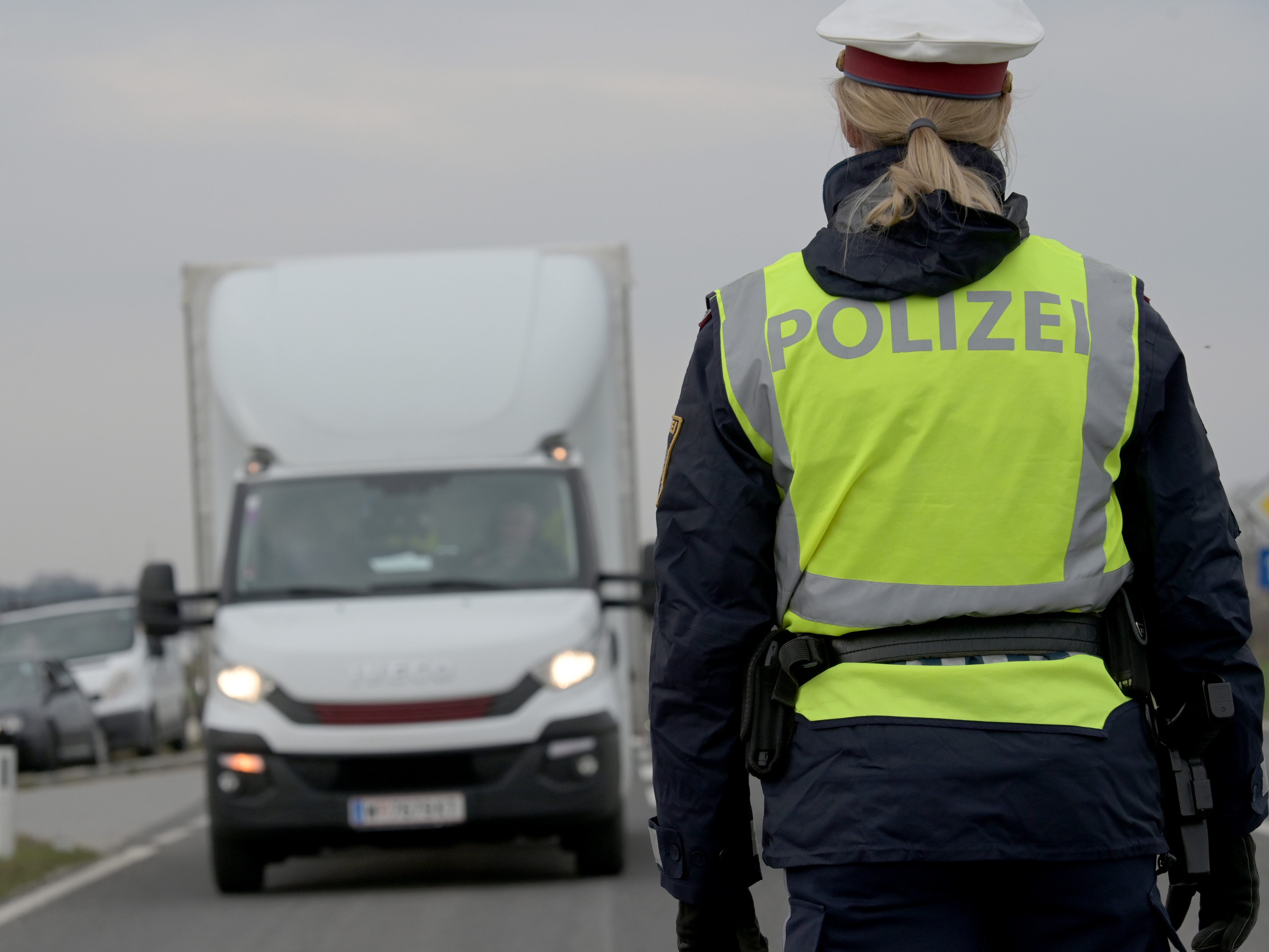 Die Polizei stoppten einen Lkw in Nickelsdorf mit einer ungesicherten Waffenlieferung von 20 Tonnen Patronen. Die Polizei stoppten einen Lkw in Nickelsdorf mit einer ungesicherten Waffenlieferung von 20 Tonnen Patronen.
