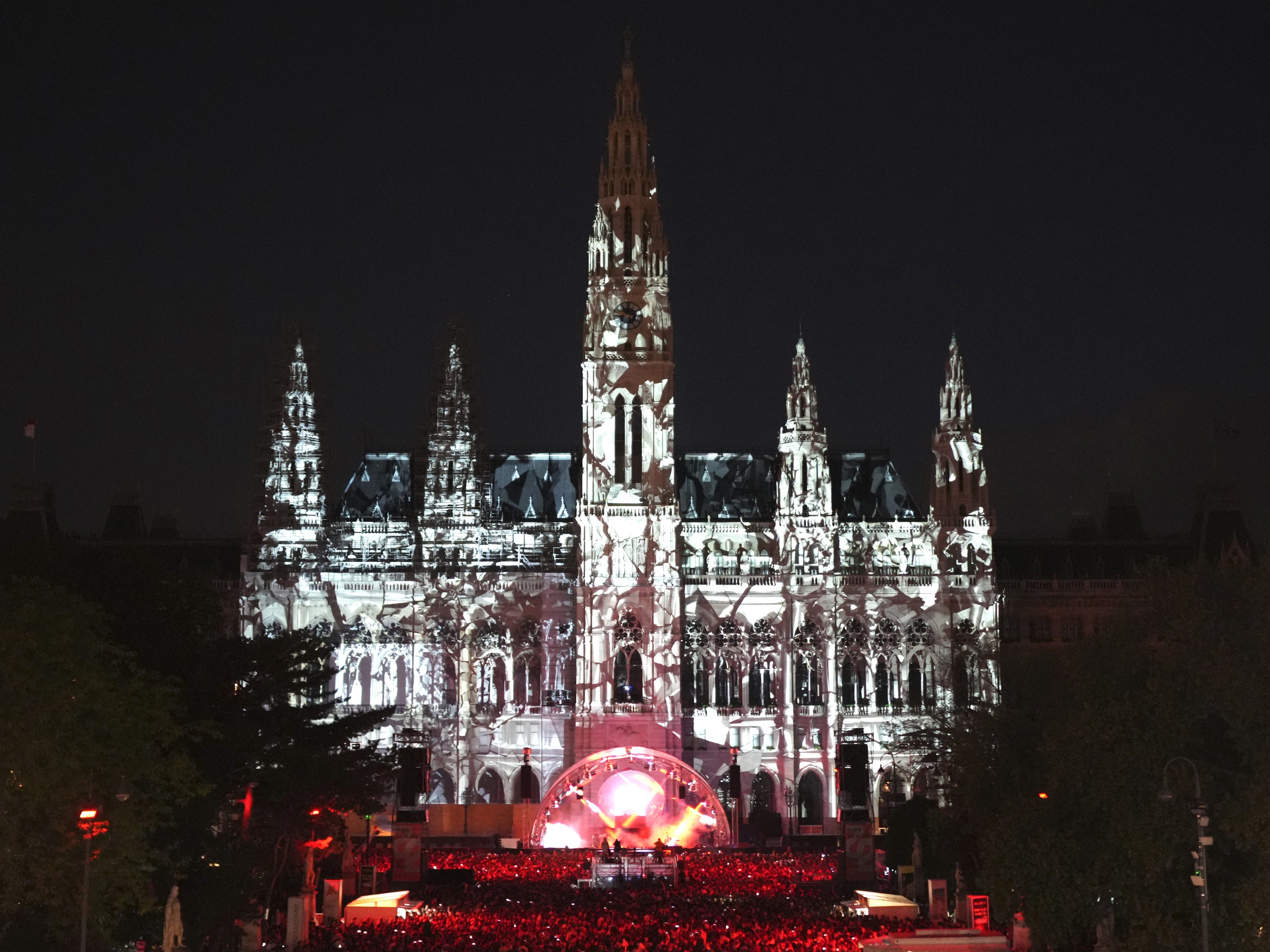Wiener Festwochen 2023 mit Simon McBurney und Susanne Kennedy.