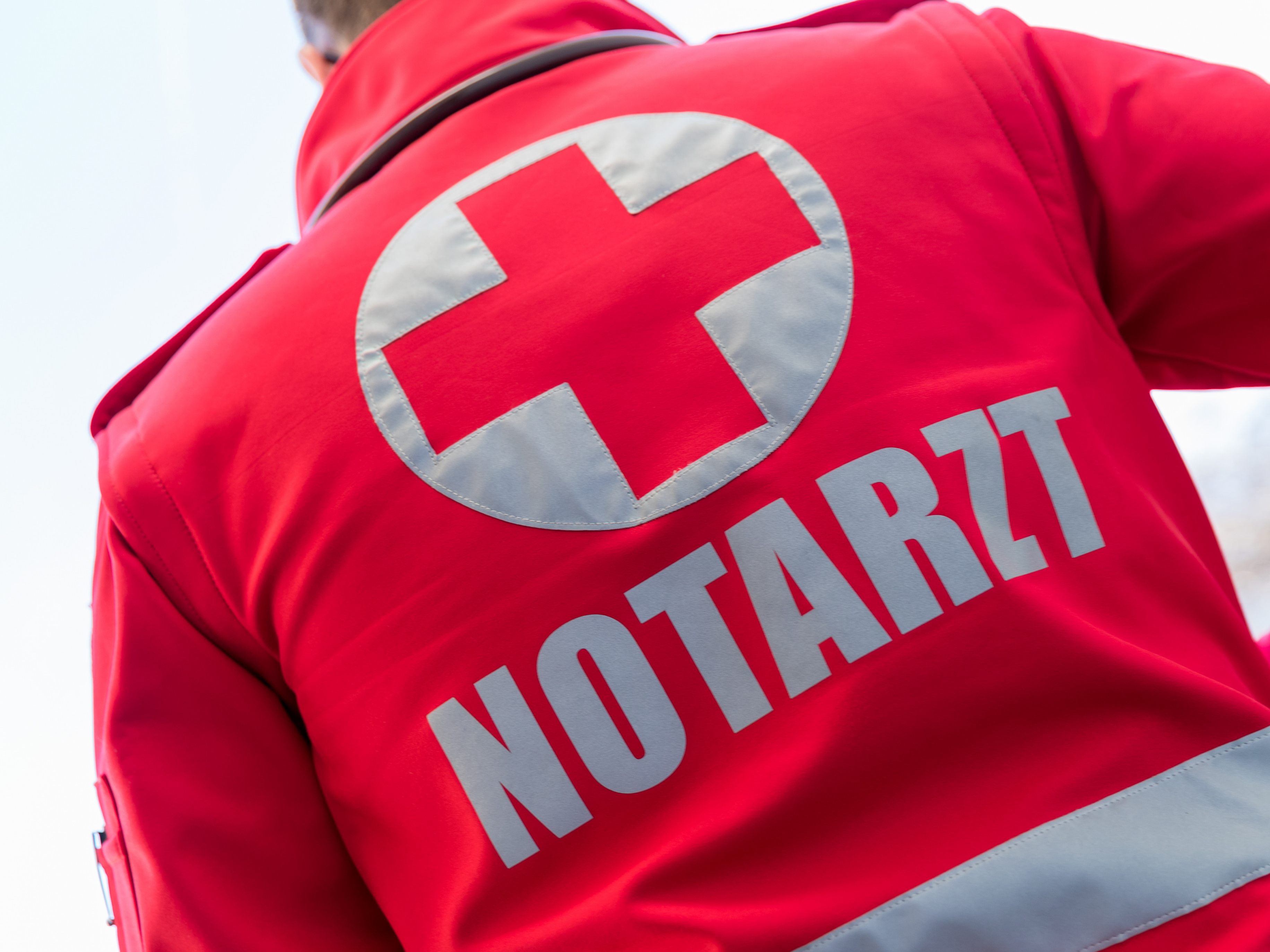 Ein 61-jähriger Pkw-Fahrer krachte im Bezirk Melk in eine Steinmauer und erlag noch am Unfallort seinen Verletzungen.