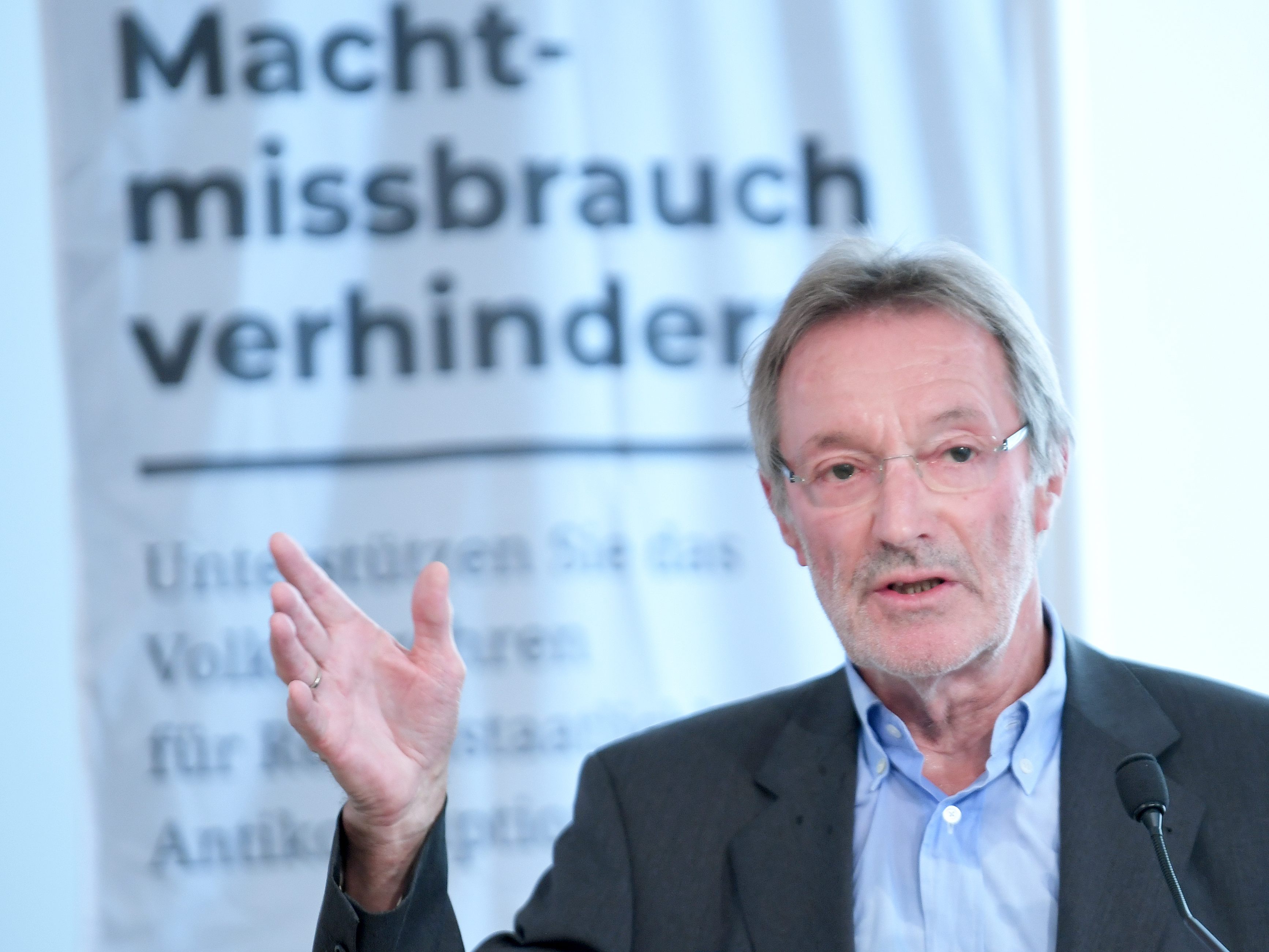 Laut Verfassungsjurist Heinz Mayer sei die Nichtberücksichtigung des Bereichs Wissenschaft sei "unsachlich". Laut Verfassungsjurist Heinz Mayer sei die Nichtberücksichtigung des Bereichs Wissenschaft sei "unsachlich".