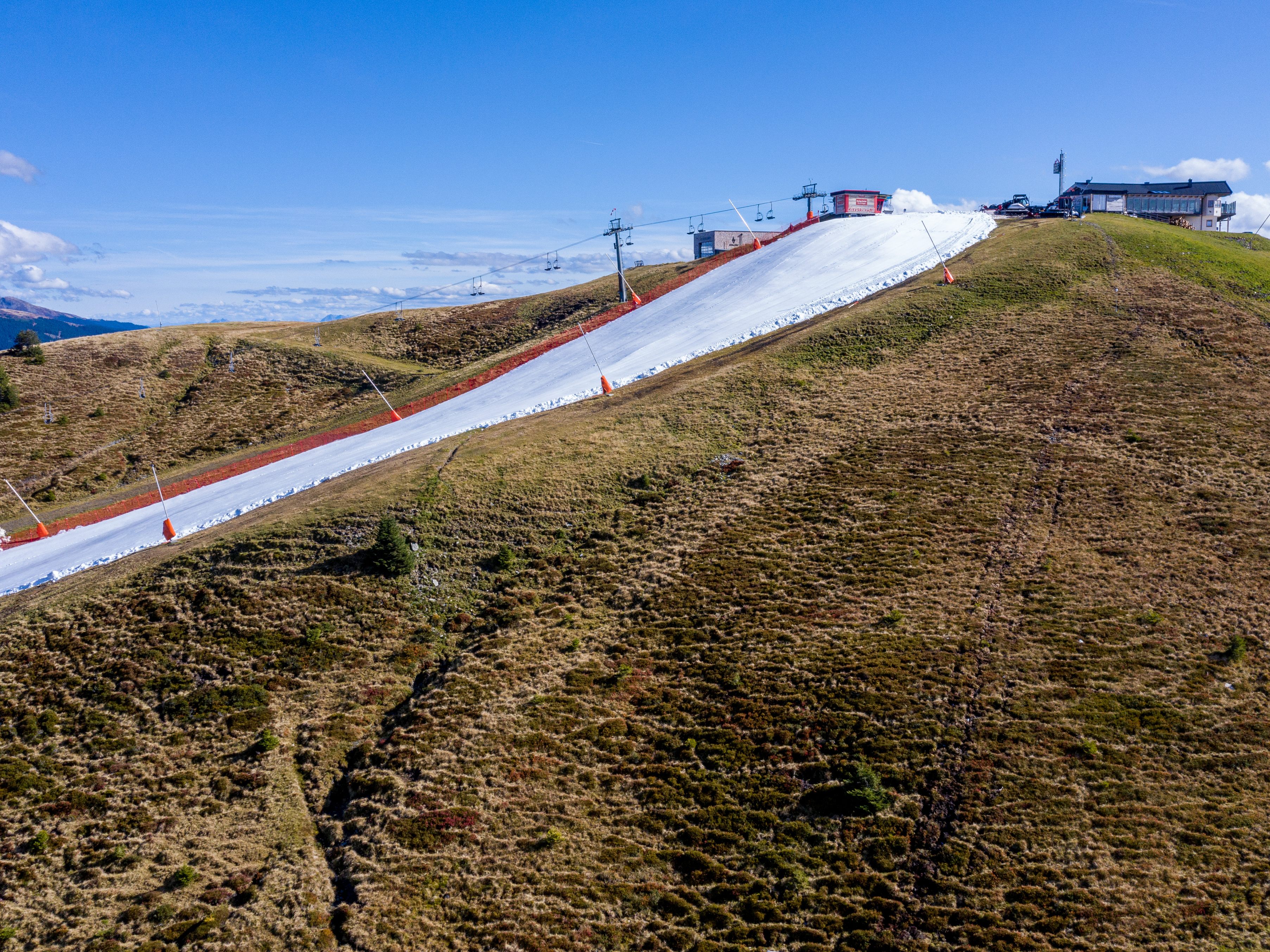 Laut IOC-Präsident Thomas Bach könnten 50 bis 60 Prozent der Wintersport-Gebiete in Europa bis zum Jahr 2050 nicht mehr existieren. Laut IOC-Präsident Thomas Bach könnten 50 bis 60 Prozent der Wintersport-Gebiete in Europa bis zum Jahr 2050 nicht mehr existieren.