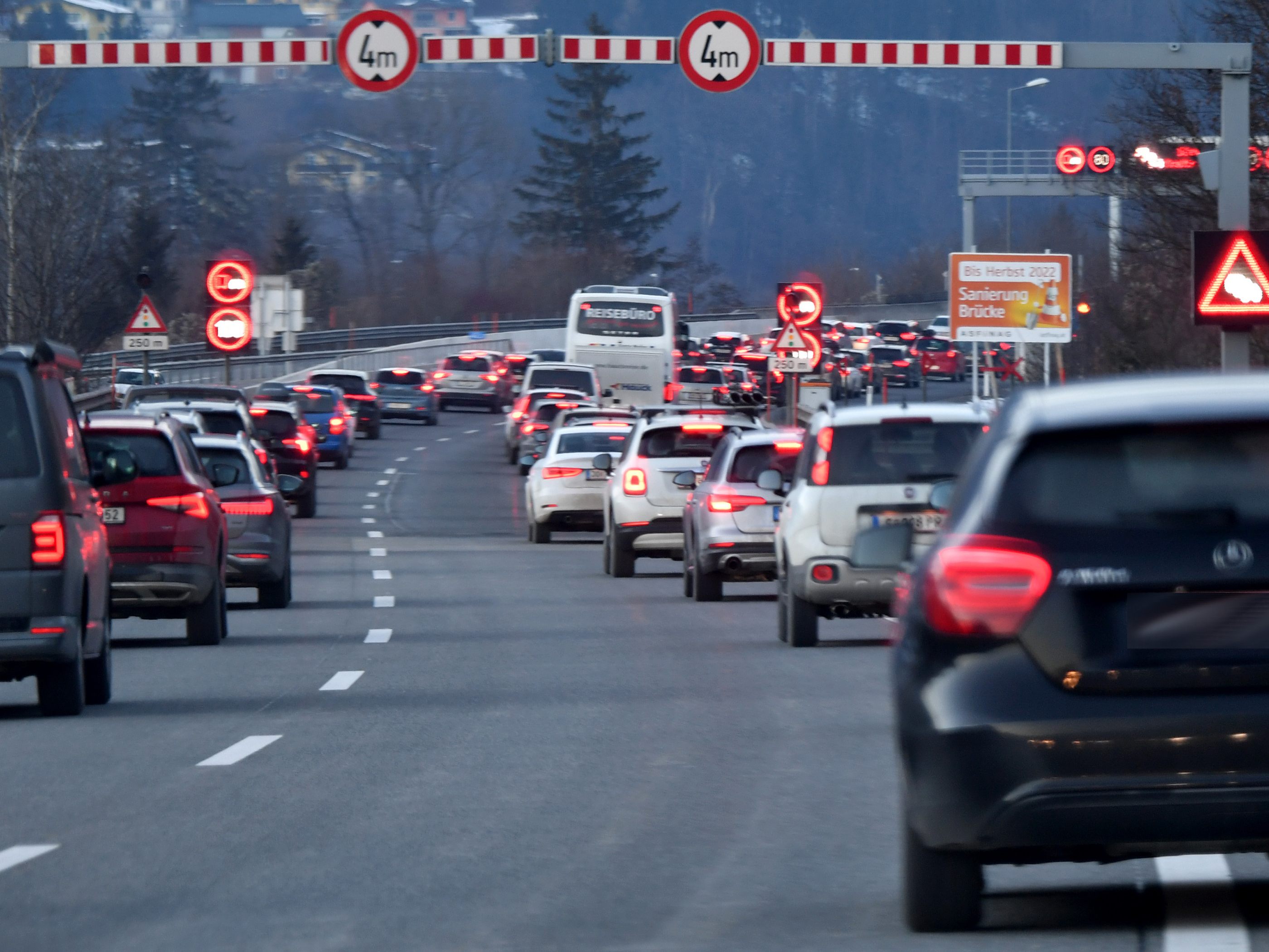 In den Weihnachtsferien wird besonders in den Städten und bei den Einkaufszentren starker Verkehr vorherrschen. In den Weihnachtsferien wird besonders in den Städten und bei den Einkaufszentren starker Verkehr vorherrschen.