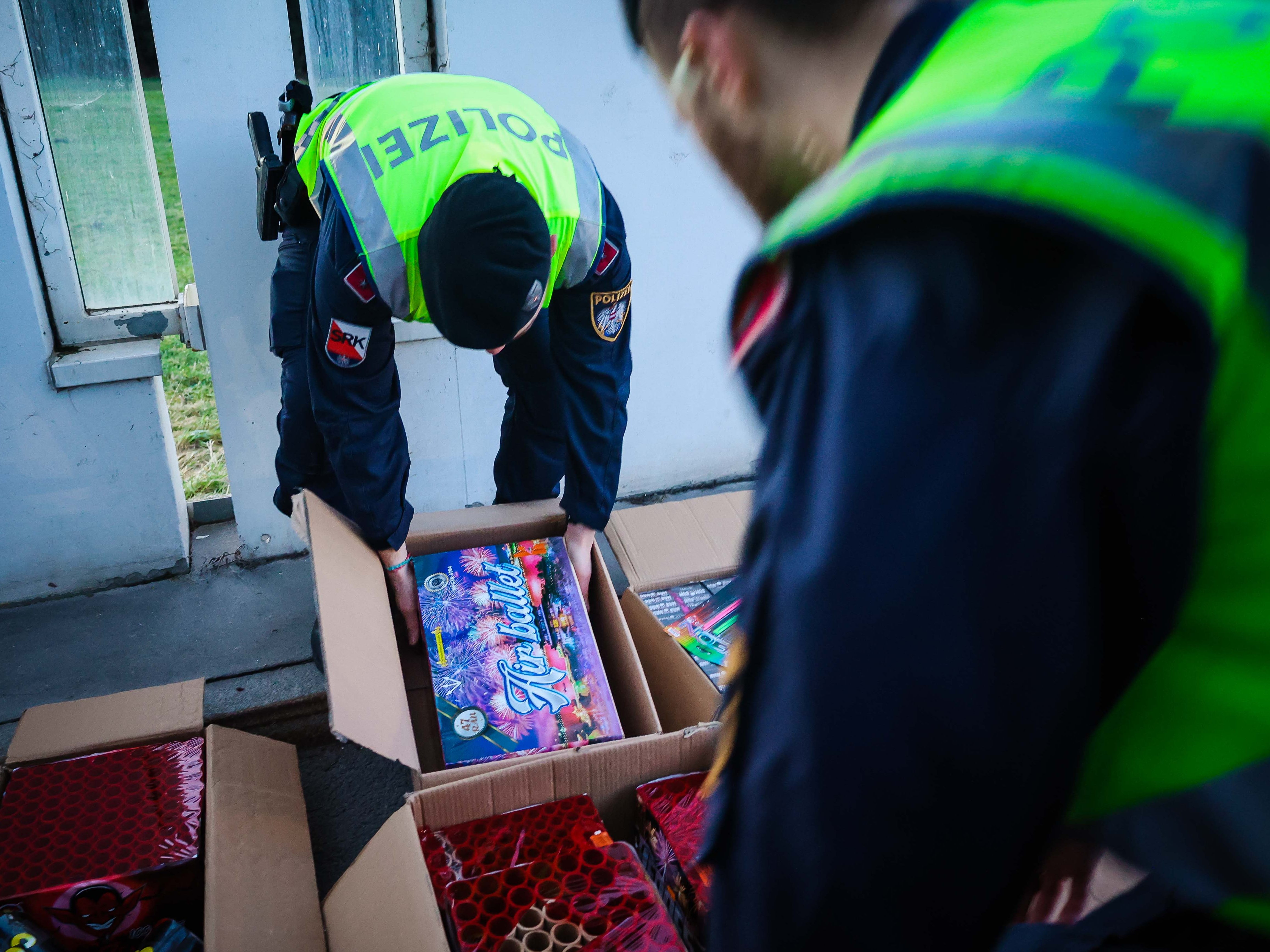 Die oberösterreichische Polizei stellte im Dezember 2022 bereits über eine halbe Tonne illegaler Pyrotechnik sicher. Die oberösterreichische Polizei stellte im Dezember 2022 bereits über eine halbe Tonne illegaler Pyrotechnik sicher.