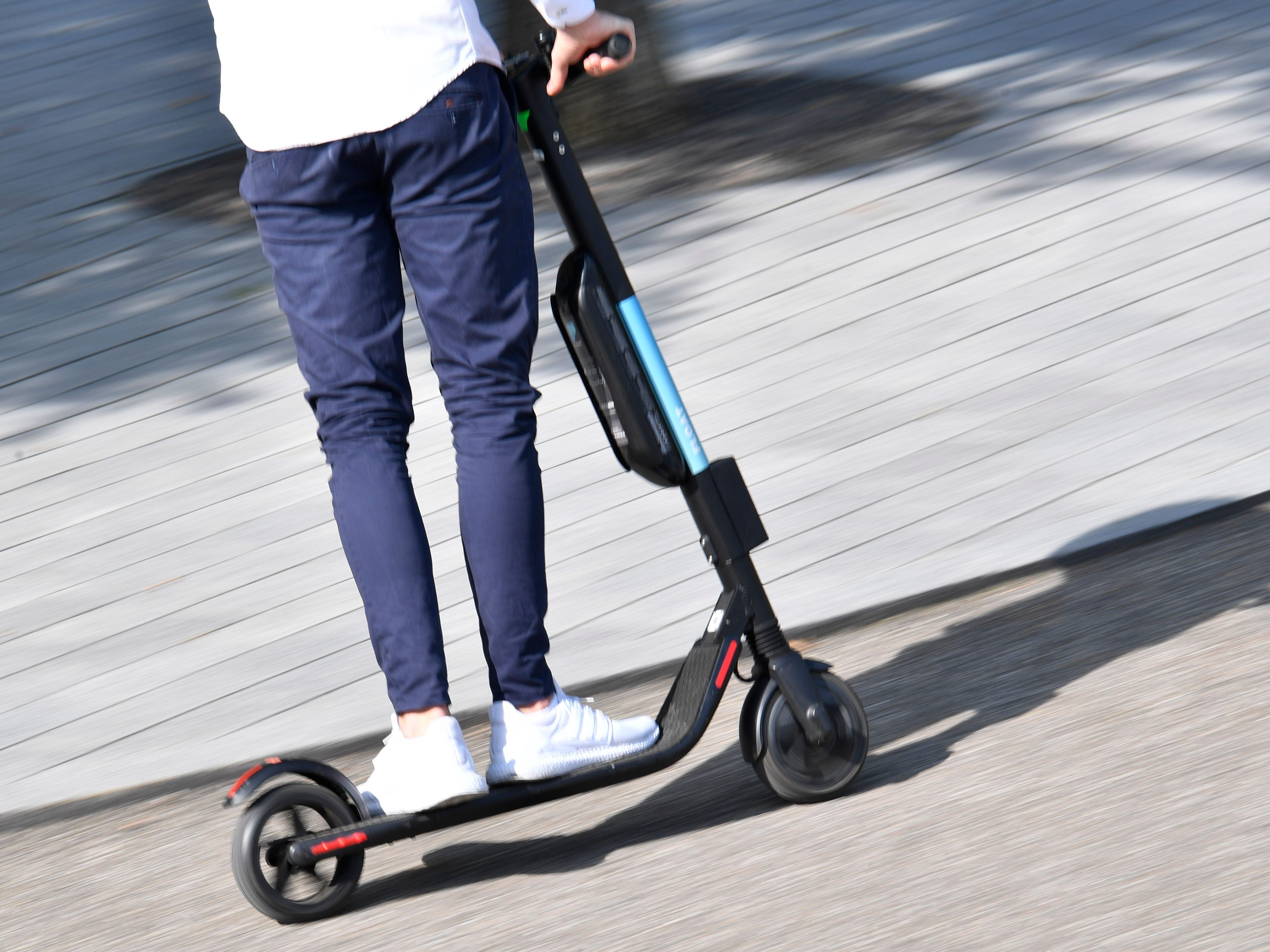 Ein gesuchter Räuber war in Wien-Fünfhaus auf Drogen mit dem E-Scooter unterwegs.