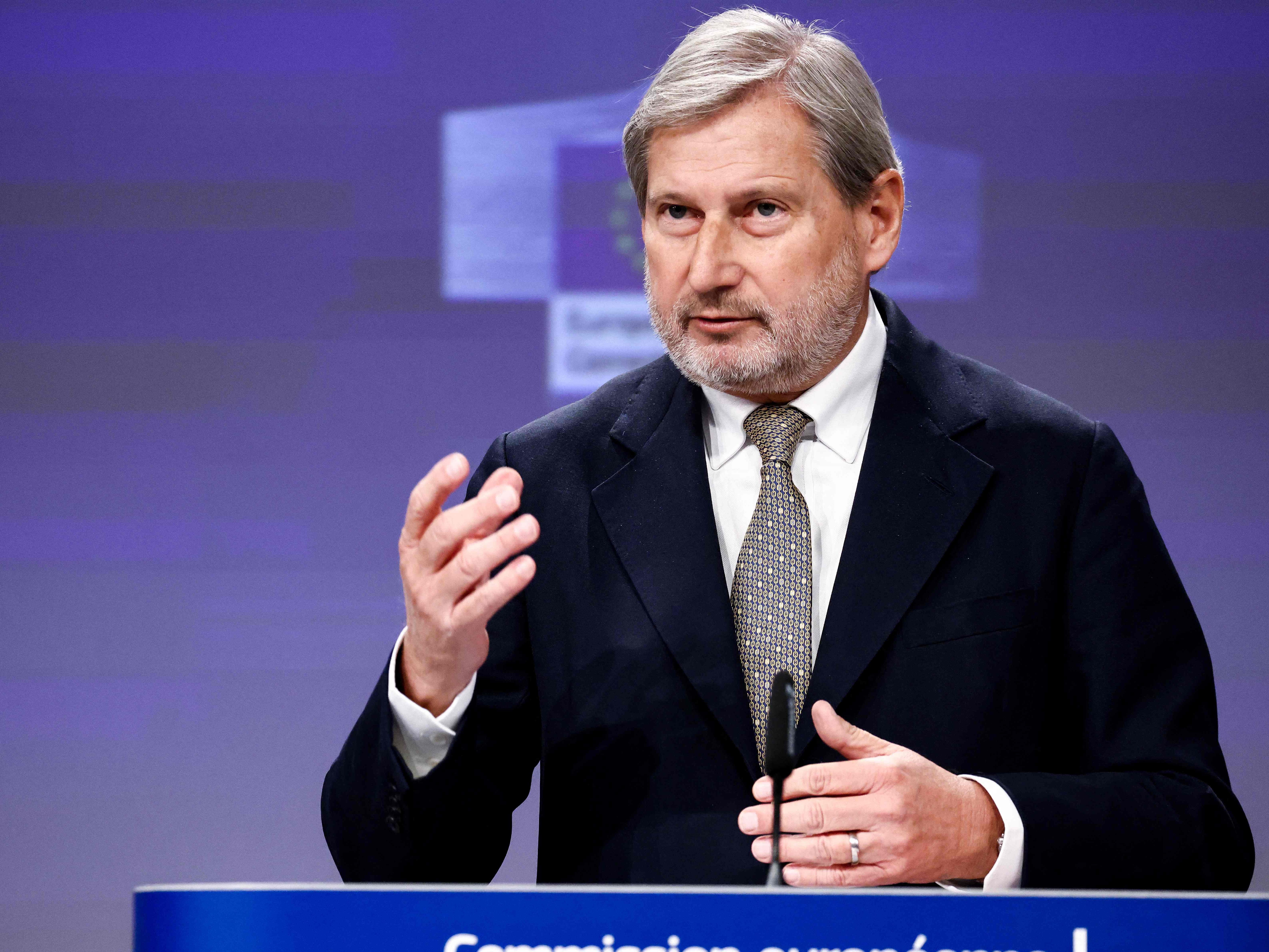 Der EU-Budgetkommissar Johannes Hahn spricht sich gegen "Denkverbote" in der Neutralitätsdebatte aus. Der EU-Budgetkommissar Johannes Hahn spricht sich gegen "Denkverbote" in der Neutralitätsdebatte aus.