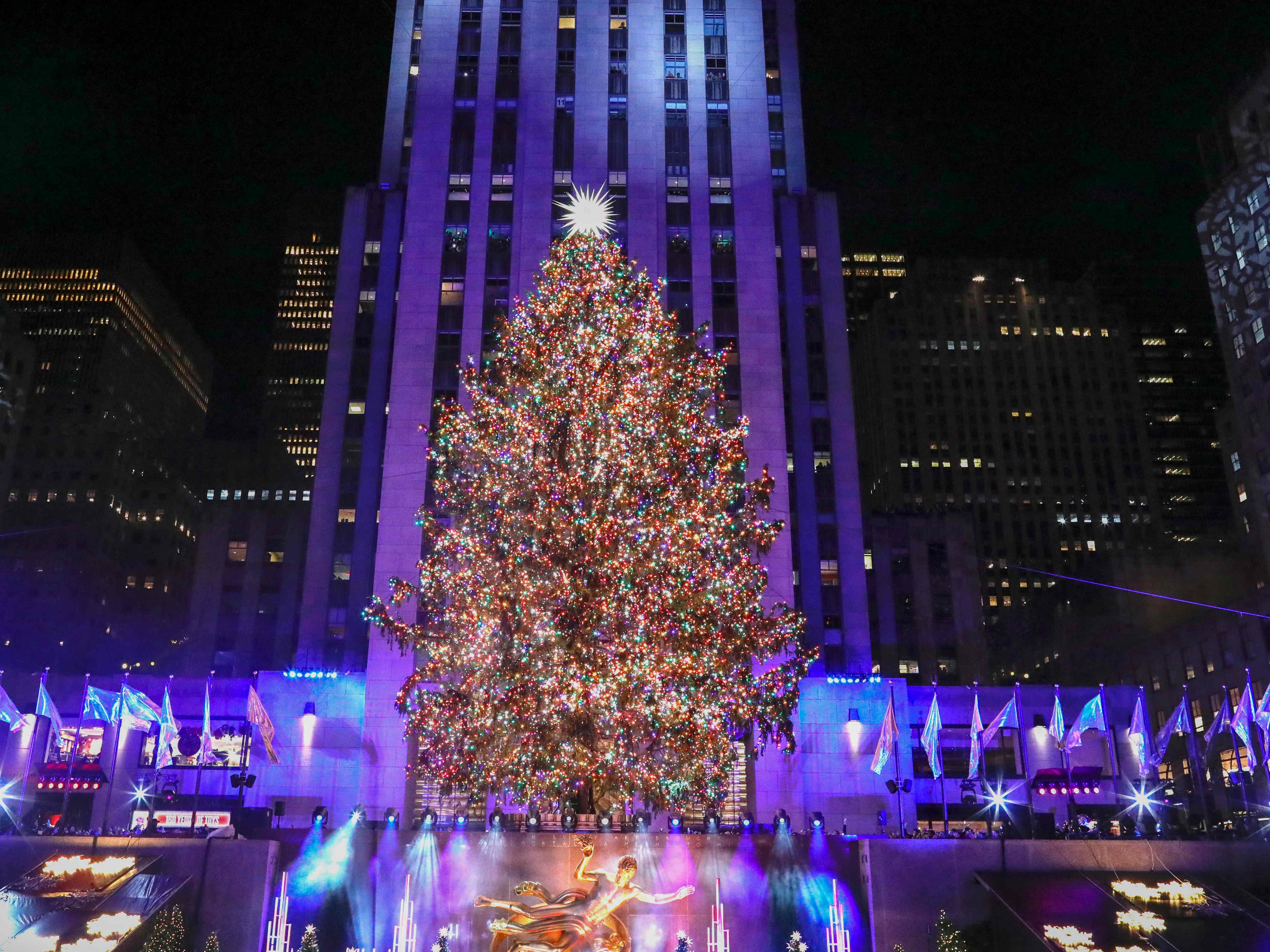 Das Anknipsen der Weihnachtsbeleuchtung vor dem Rockefeller Center ist wichtiger Bestandteil der New Yorker Weihnachtstradition. Das Anknipsen der Weihnachtsbeleuchtung vor dem Rockefeller Center ist wichtiger Bestandteil der New Yorker Weihnachtstradition.
