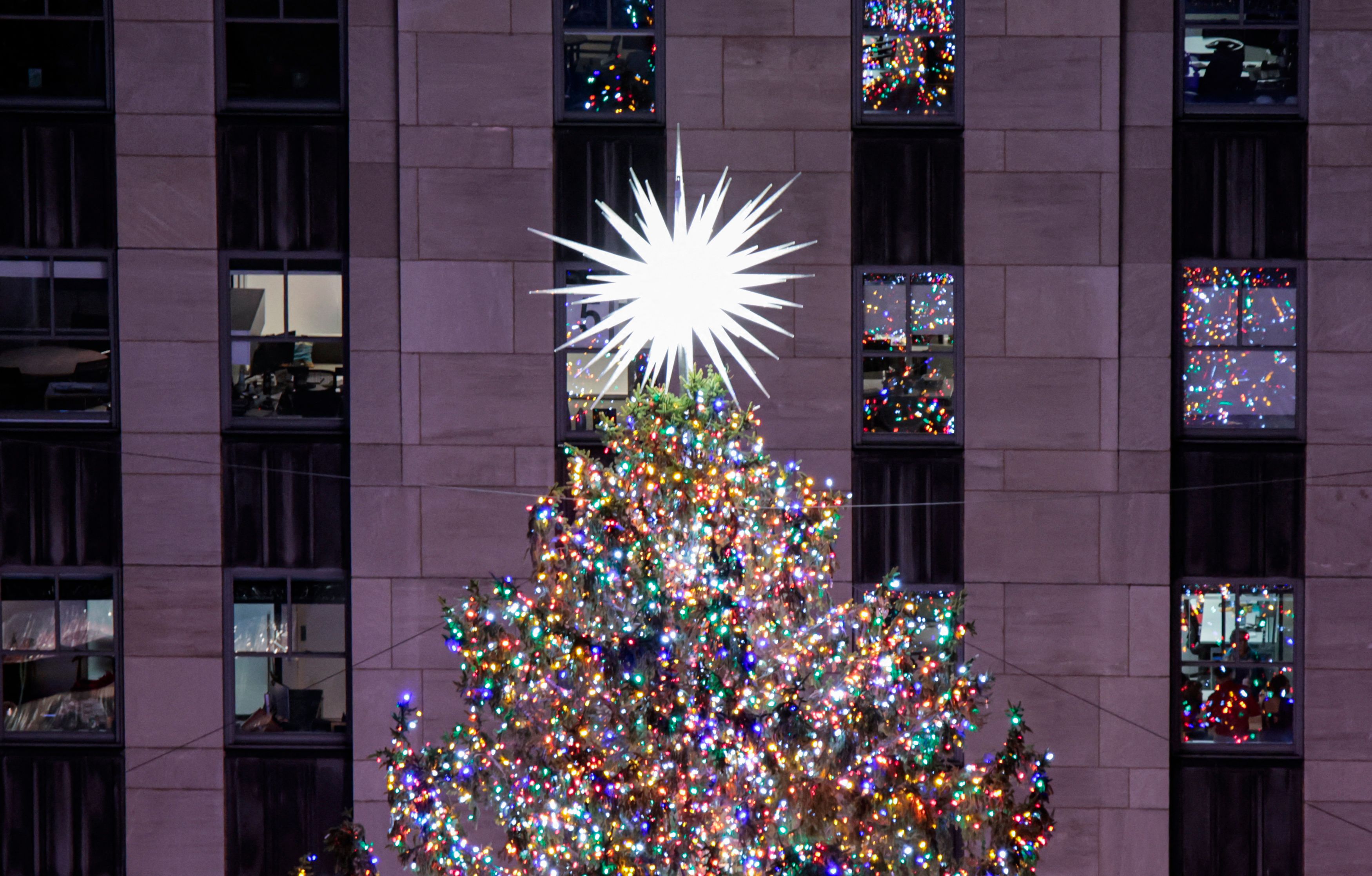Alleine die Sternen-Spitze des Weihnachtsbaums ist 400 Kilogramm schwer. Alleine die Sternen-Spitze des Weihnachtsbaums ist 400 Kilogramm schwer.