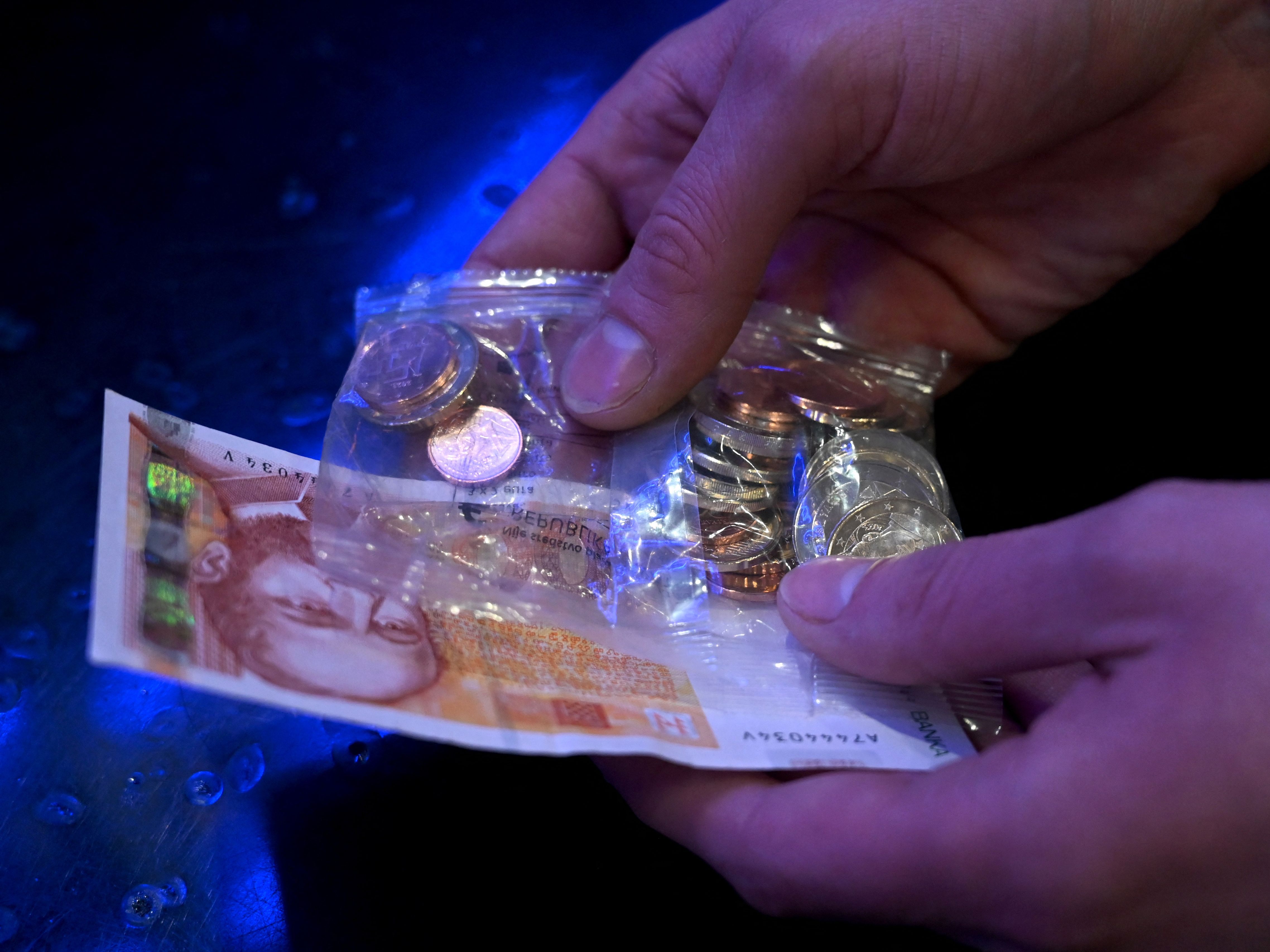 Bei der OeNB ist der Gratis-Tausch von Kuna-Banknoten in Euro möglich. Bei der OeNB ist der Gratis-Tausch von Kuna-Banknoten in Euro möglich.