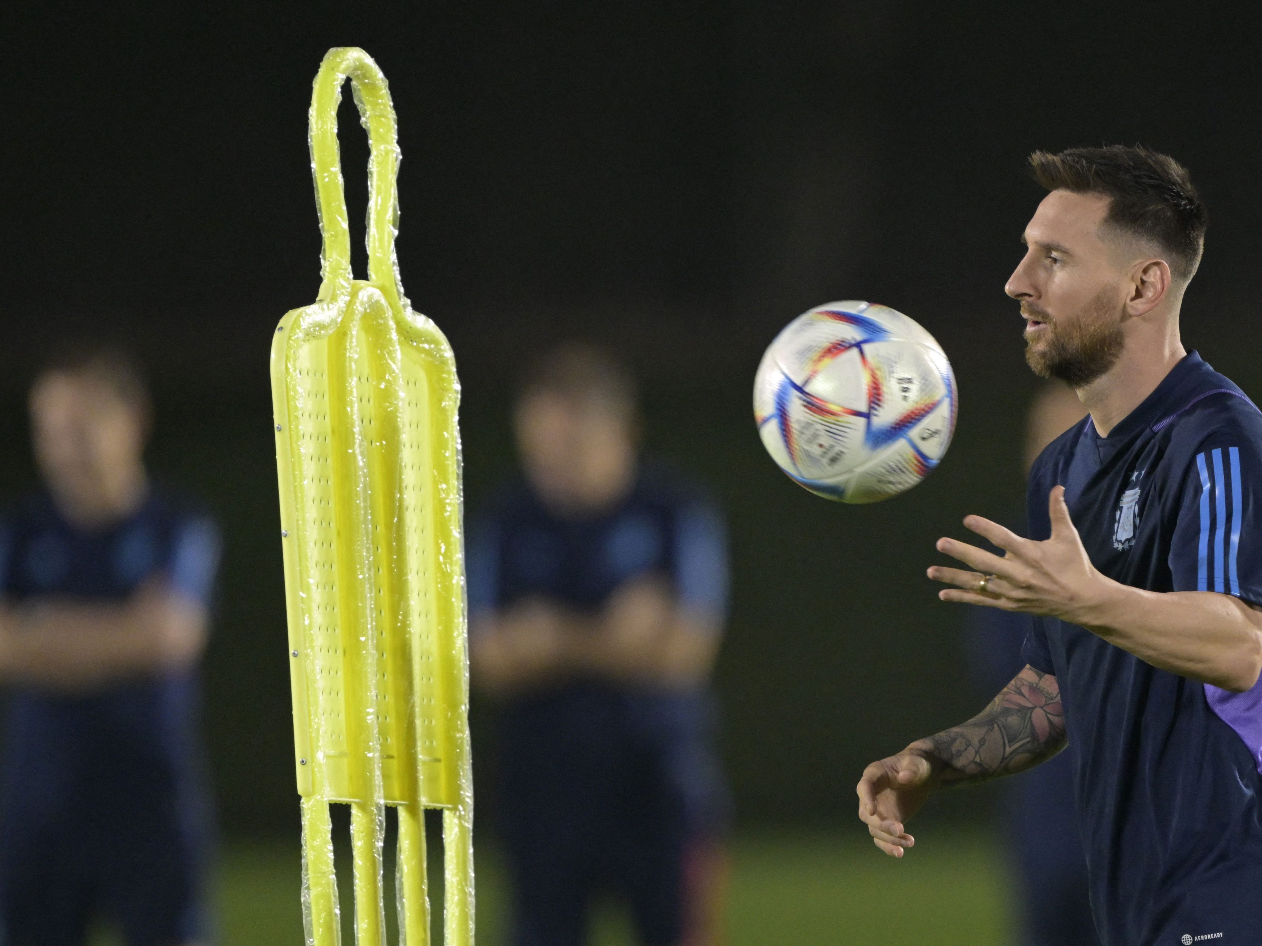 Messi ist knapp an der 1.000er-Marke dran. Argentinien bekommt es im Achtelfinale der Fußball-WM am Samstag mit Australien zu tun. Messi ist knapp an der 1.000er-Marke dran. Argentinien bekommt es im Achtelfinale der Fußball-WM am Samstag mit Australien zu tun.