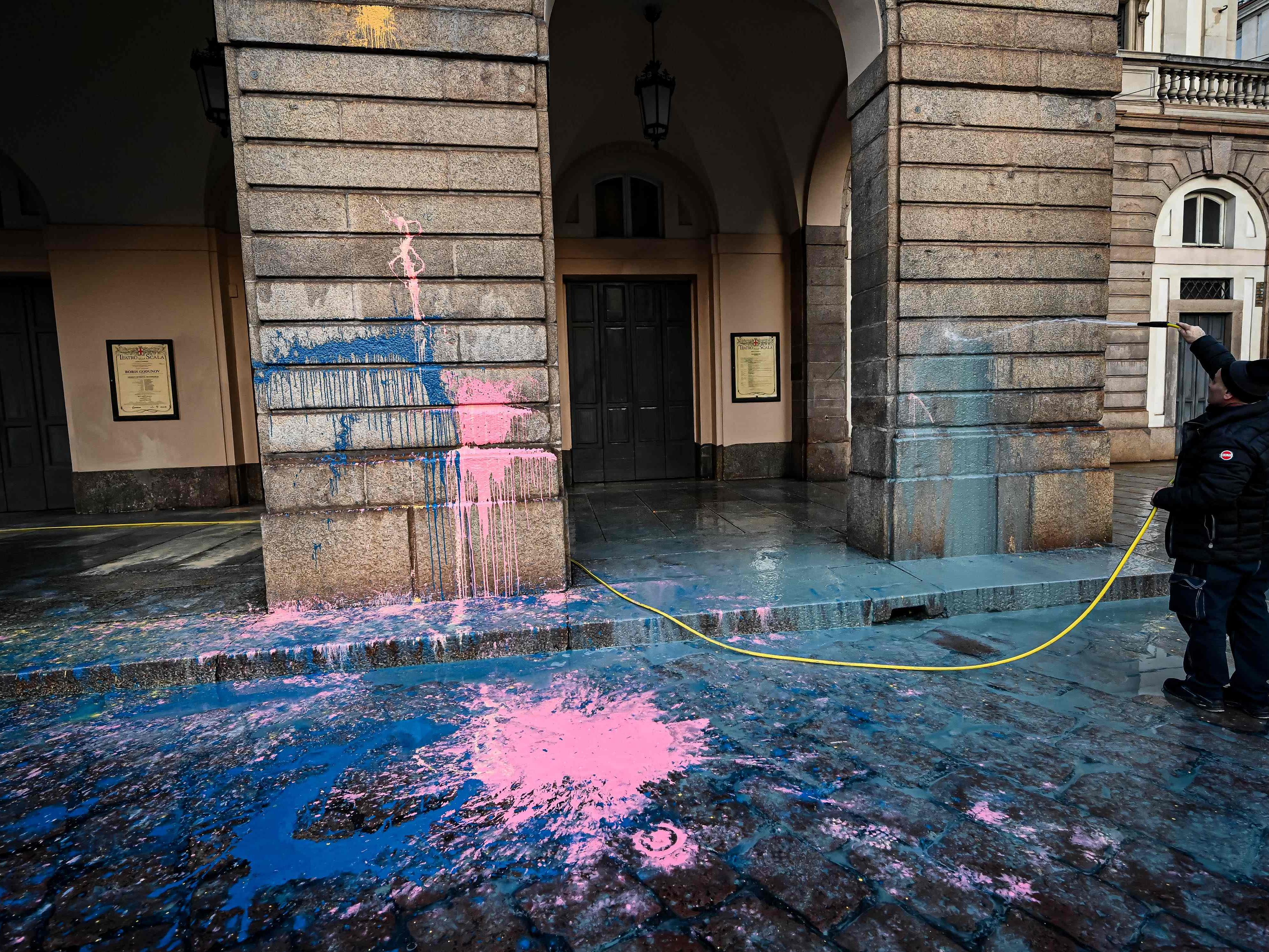 Klima-Aktivisten schütteten Farbe auf Scala-Eingang in Mailand. Klima-Aktivisten schütteten Farbe auf Scala-Eingang in Mailand.
