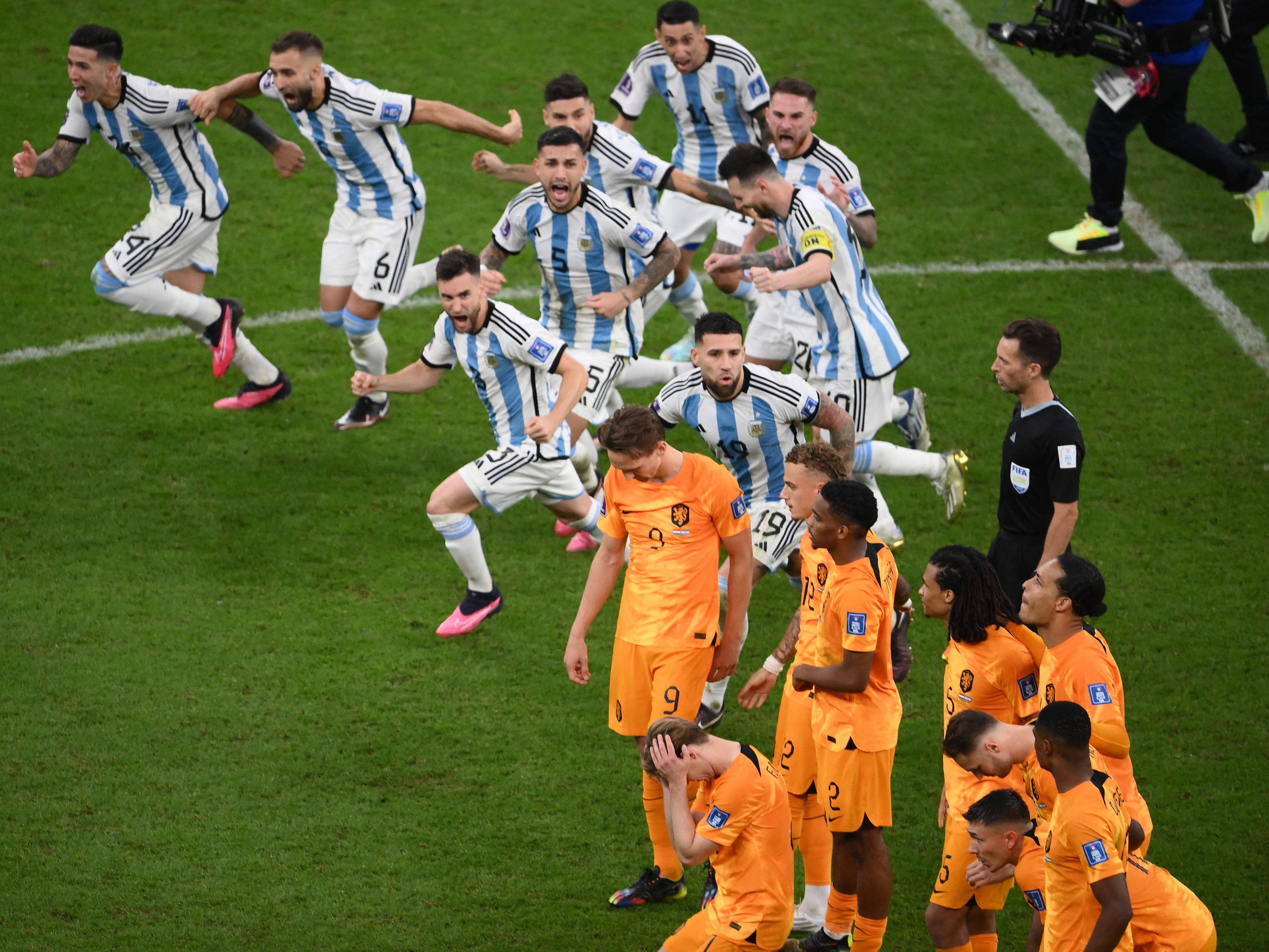 Nach dem entscheidenden Elfmeter der Argentinier im Viertelfinale spielten sich wilde Szenen ab. Nach dem entscheidenden Elfmeter der Argentinier im Viertelfinale spielten sich wilde Szenen ab.