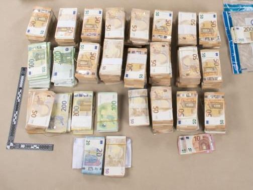 Bisher hat die Polizei im EU-Korruptionsskandal fast 1,5 Millionen Euro beschlagnahmt. Bisher hat die Polizei im EU-Korruptionsskandal fast 1,5 Millionen Euro beschlagnahmt.