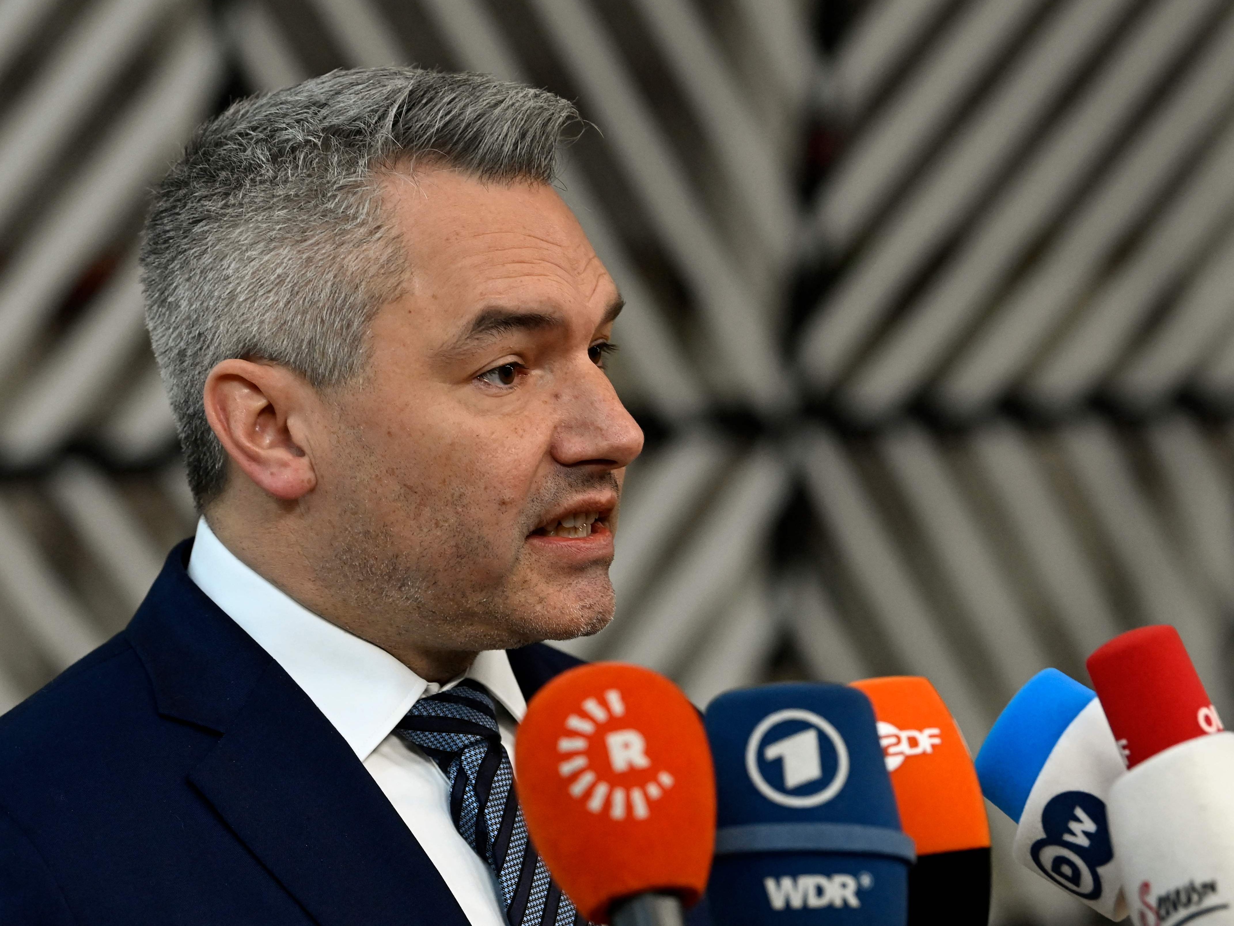 Angesichts der hohen Asylzahlen hat sich Bundeskanzler Karl Nehammer für Zäune an den EU-Außengrenzen ausgesprochen.