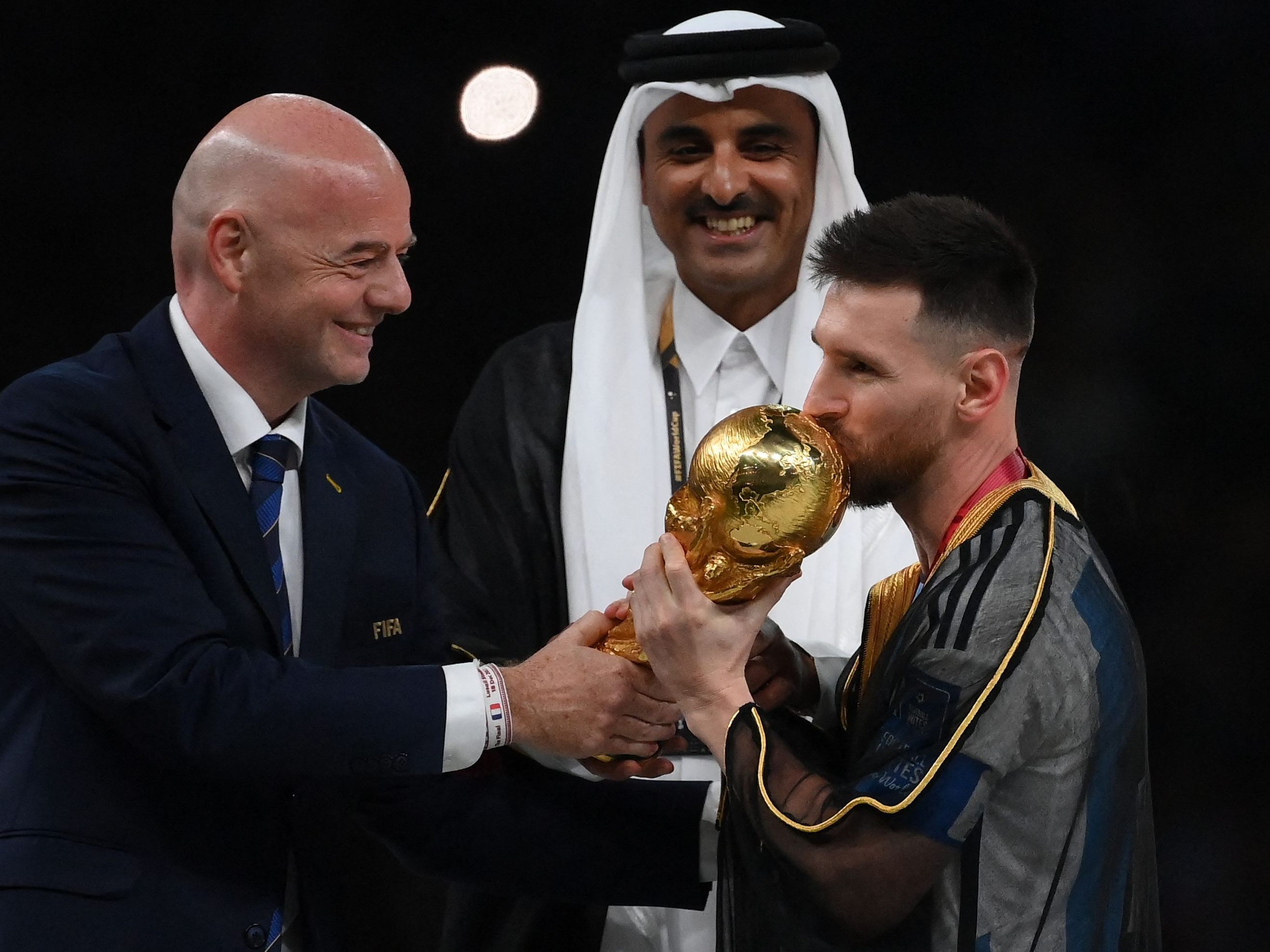 Das schwarze Gewand, welches Lionel Messi bei der Pokalübergabe trug, sorgte für einige Verwunderung.