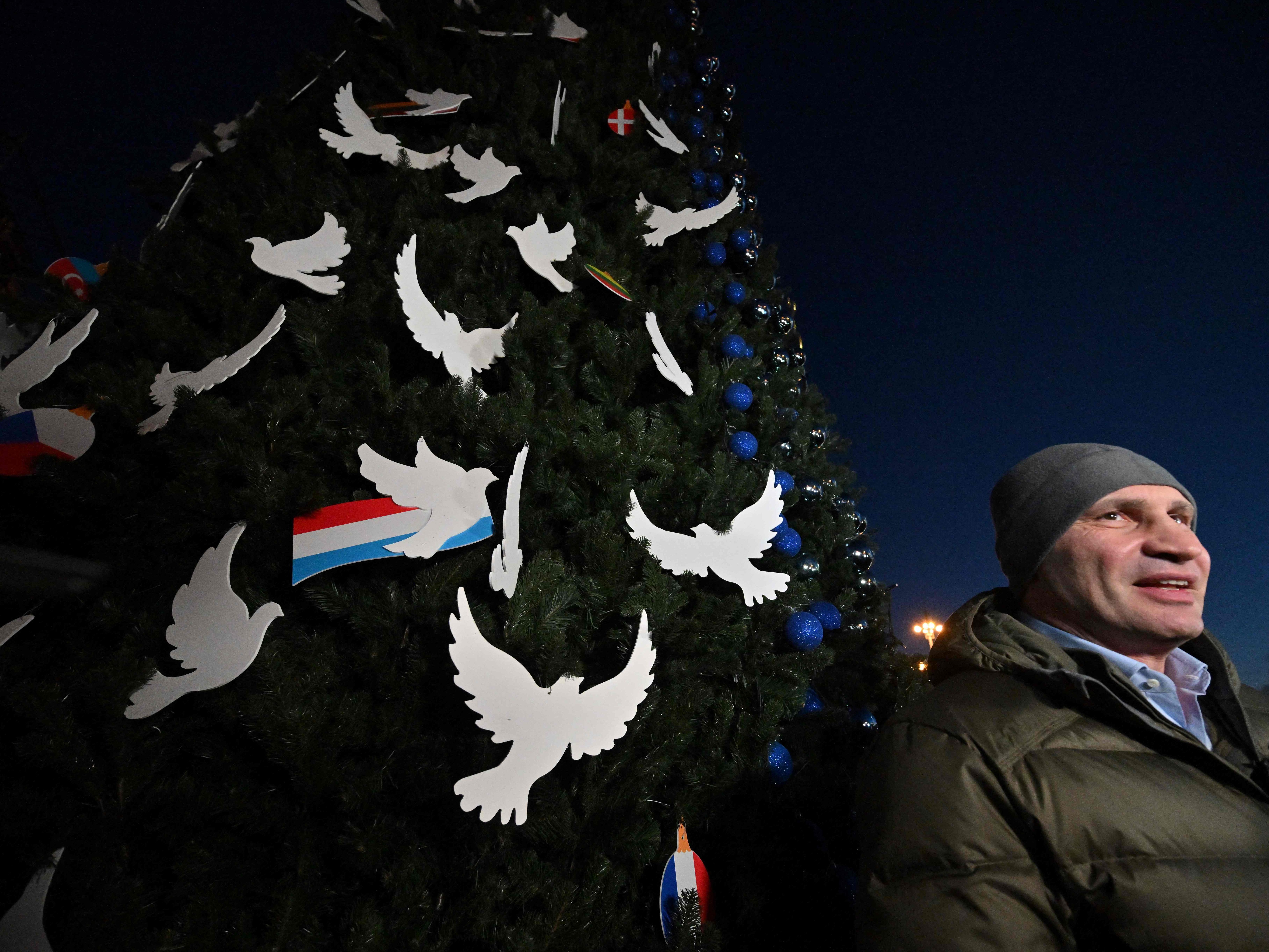 Kiews Bürgermeister Klitschko präsentiert den "Weihnachtsbaum der Unbesiegbarkeit".