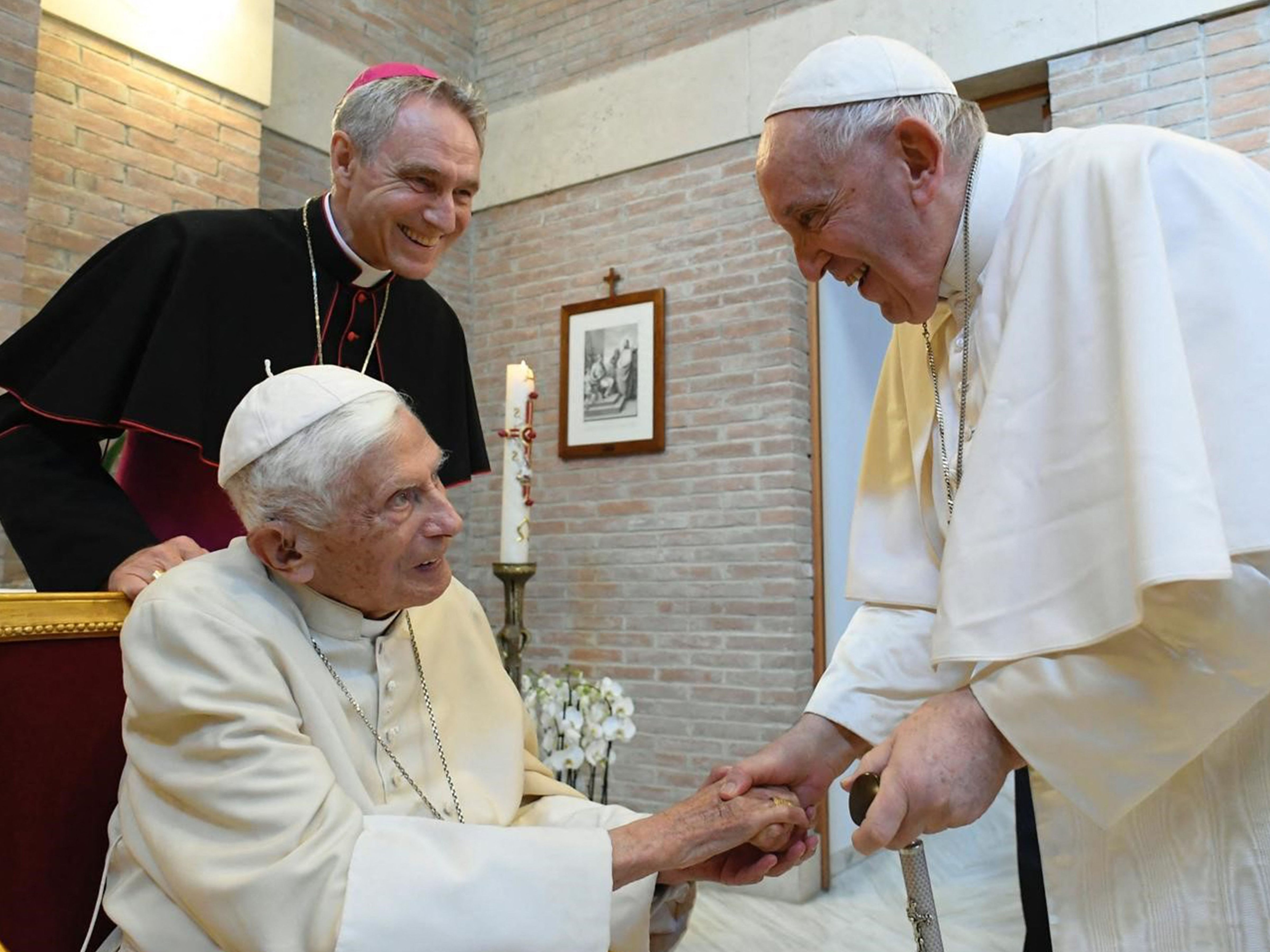 Papst Franziskus gibt ein besorgniserregendes Update zum Gesundheitszustand seines deutschen Vorgängers.