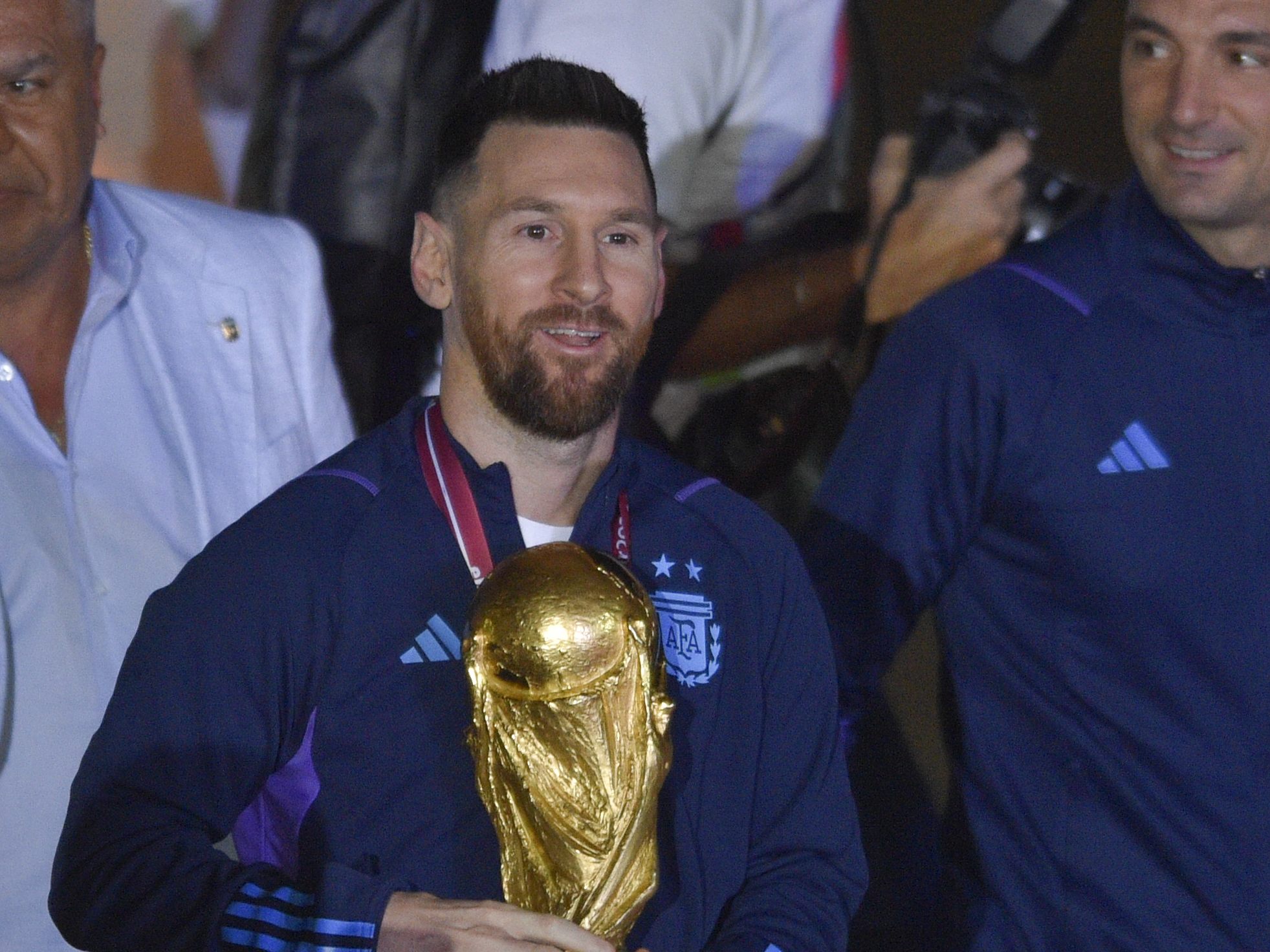 Lionel Messi brachte den Weltmeisterpokal nach Argentinien. Lionel Messi brachte den Weltmeisterpokal nach Argentinien.