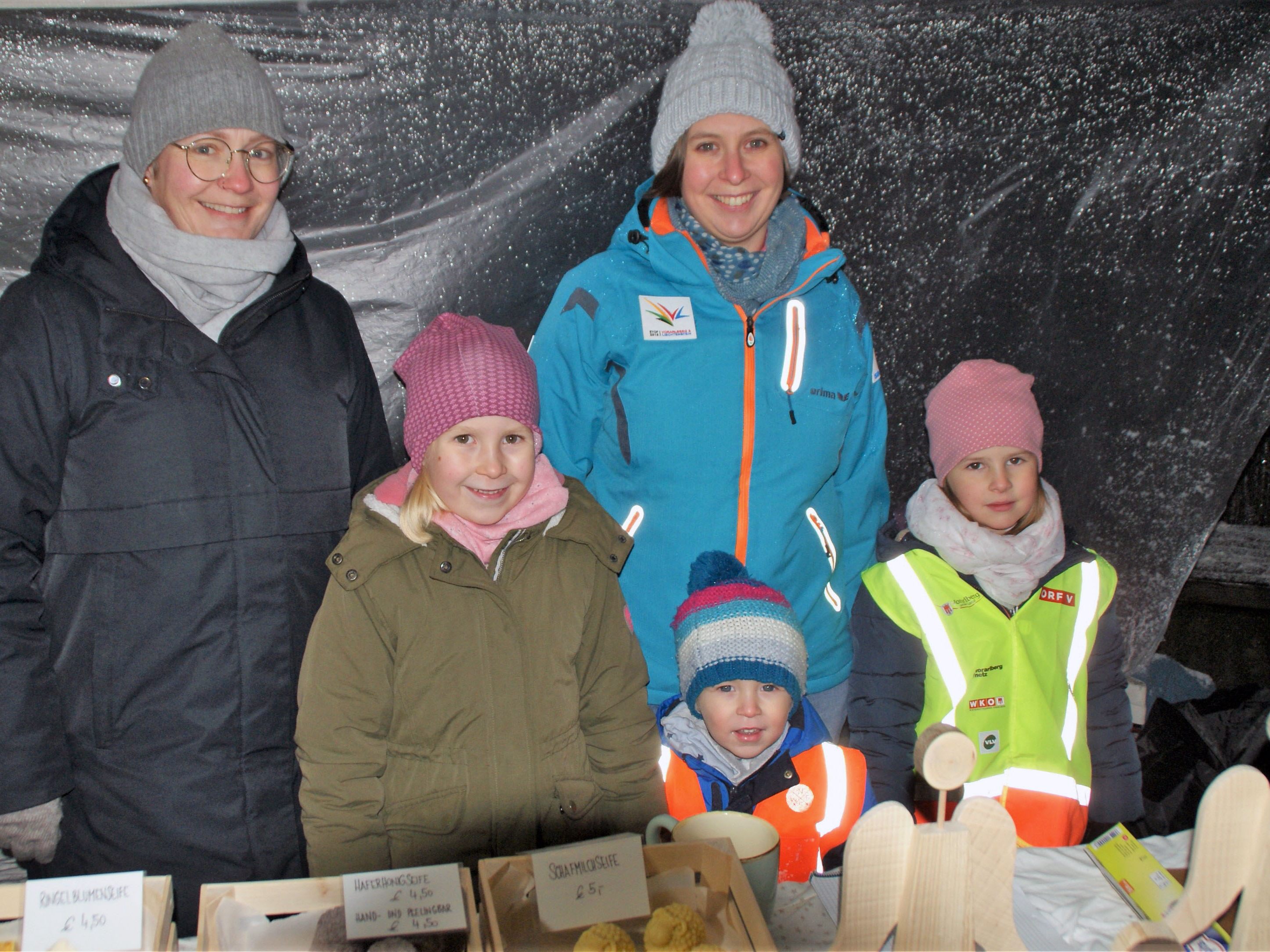 Der Hörbranzer Weihnachtsmarkt als generationsübergreifender Treffpunkt. Der Hörbranzer Weihnachtsmarkt als generationsübergreifender Treffpunkt.