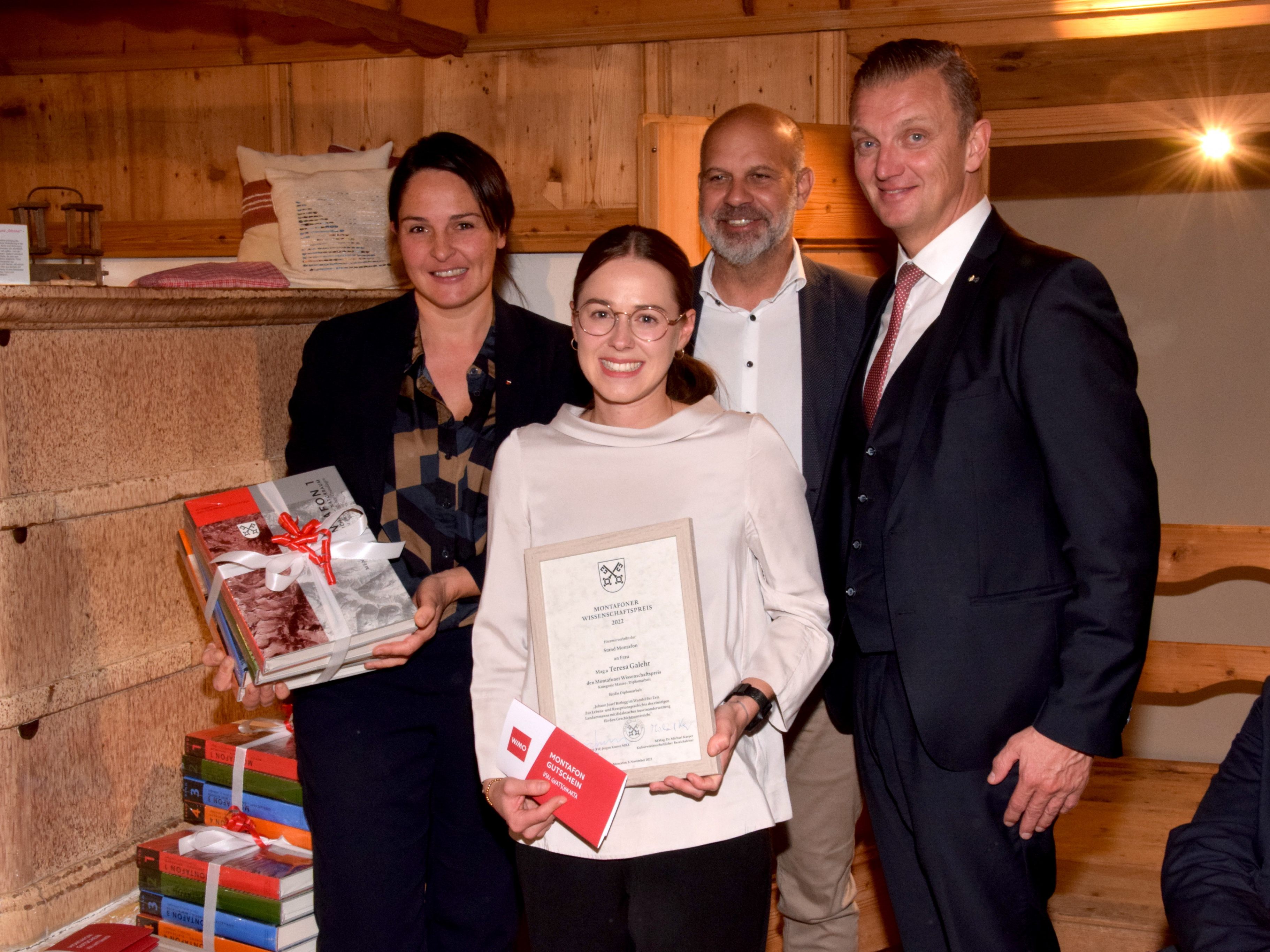 Landtagsvizepräsidentin Monika Vonier (l.), Standesrepräsentant Jürgen Kuster, Vorstands-Dir. Wolfgang Eichler (r.) mit Preisträgerin Teresa Galehr aus dem Montafon