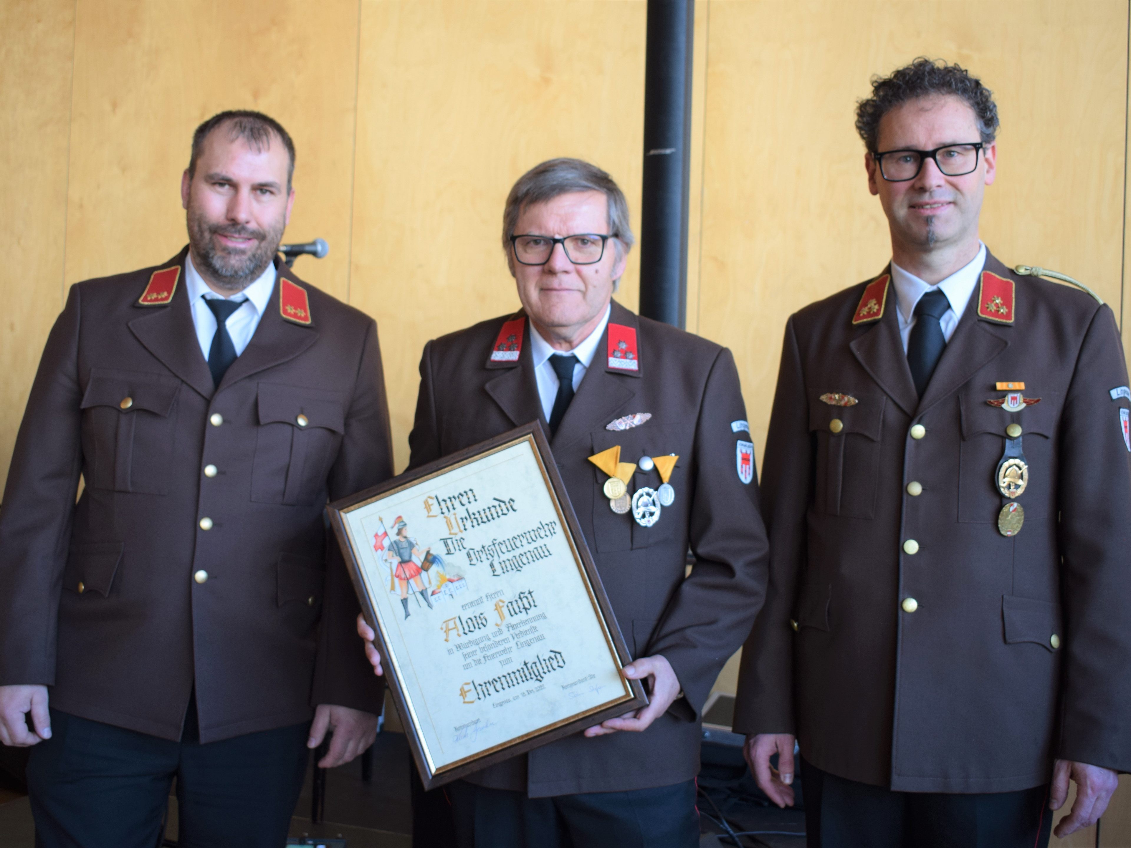 Kommandant Reinhard Bereuter und Stellvertreter Stefan Sohm gratulieren Alois Faißt zum 50-jährigen Jubiläum. Kommandant Reinhard Bereuter und Stellvertreter Stefan Sohm gratulieren Alois Faißt zum 50-jährigen Jubiläum.