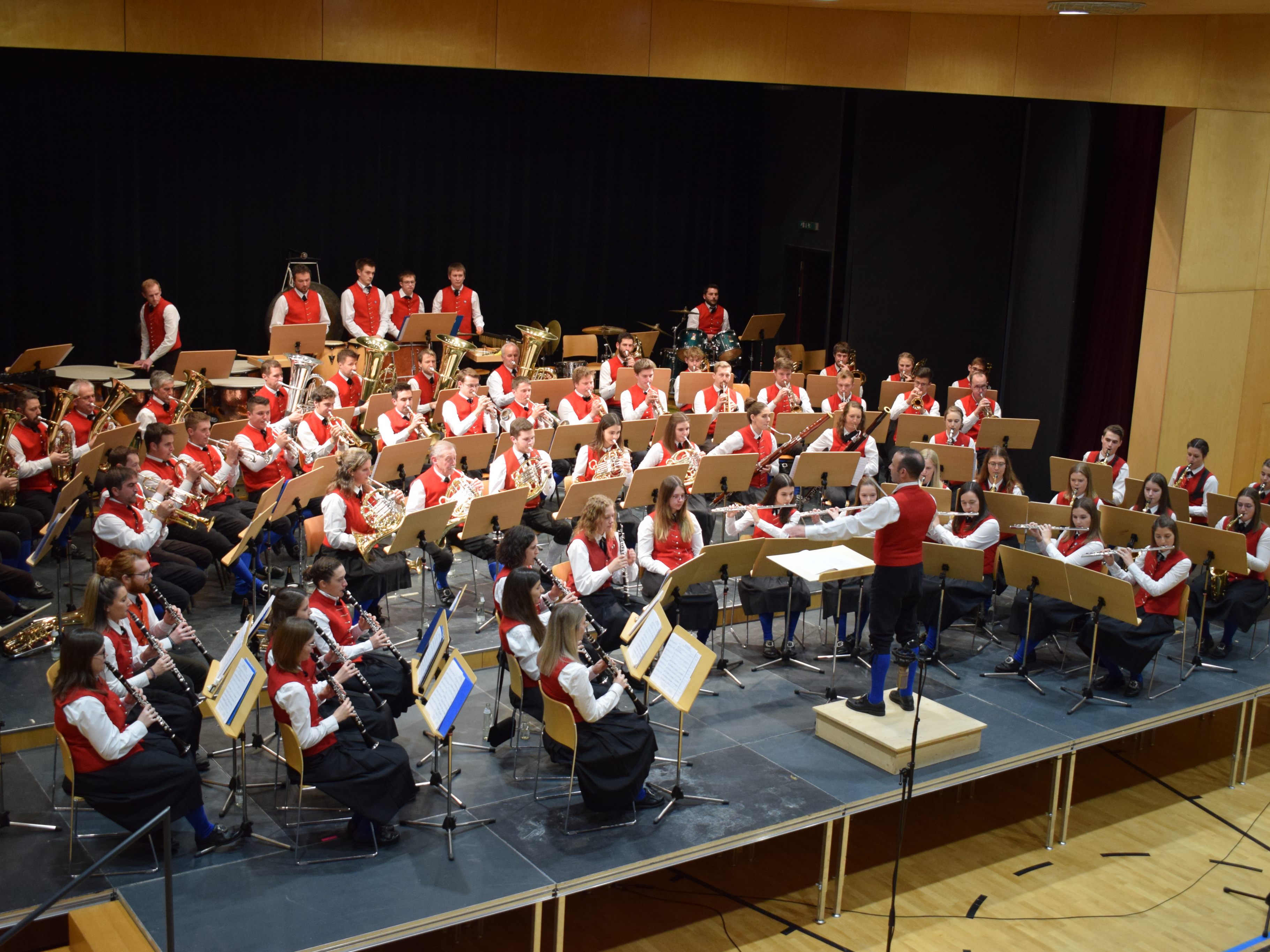 72 Lingenauer Musikanten und Musikantinnen boten einen interessanten Konzertabend.