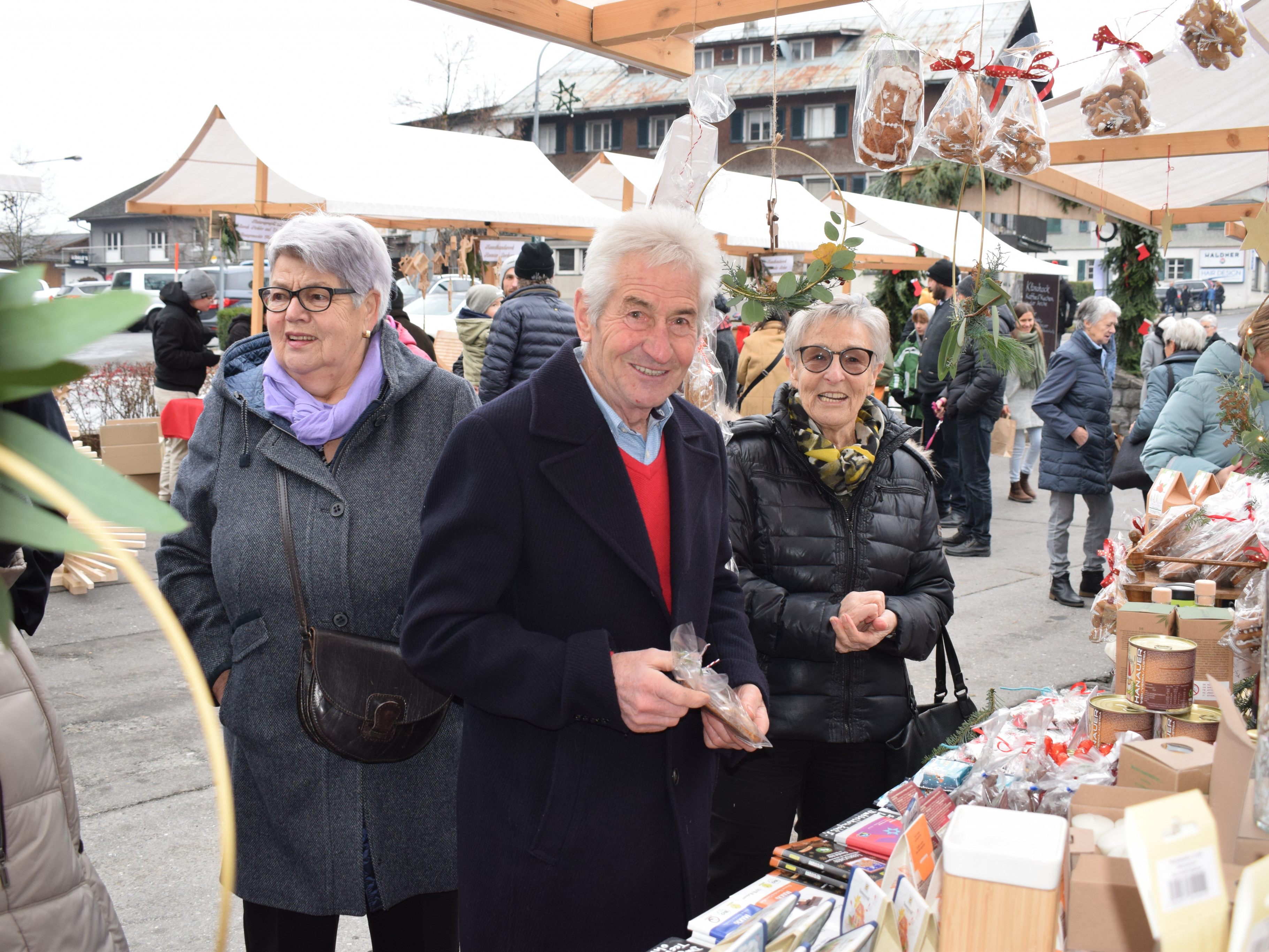 Handwerkliches und Künstlerisches an den Verkaufsständen lockte viele interessierte Besucher an. Handwerkliches und Künstlerisches an den Verkaufsständen lockte viele interessierte Besucher an.