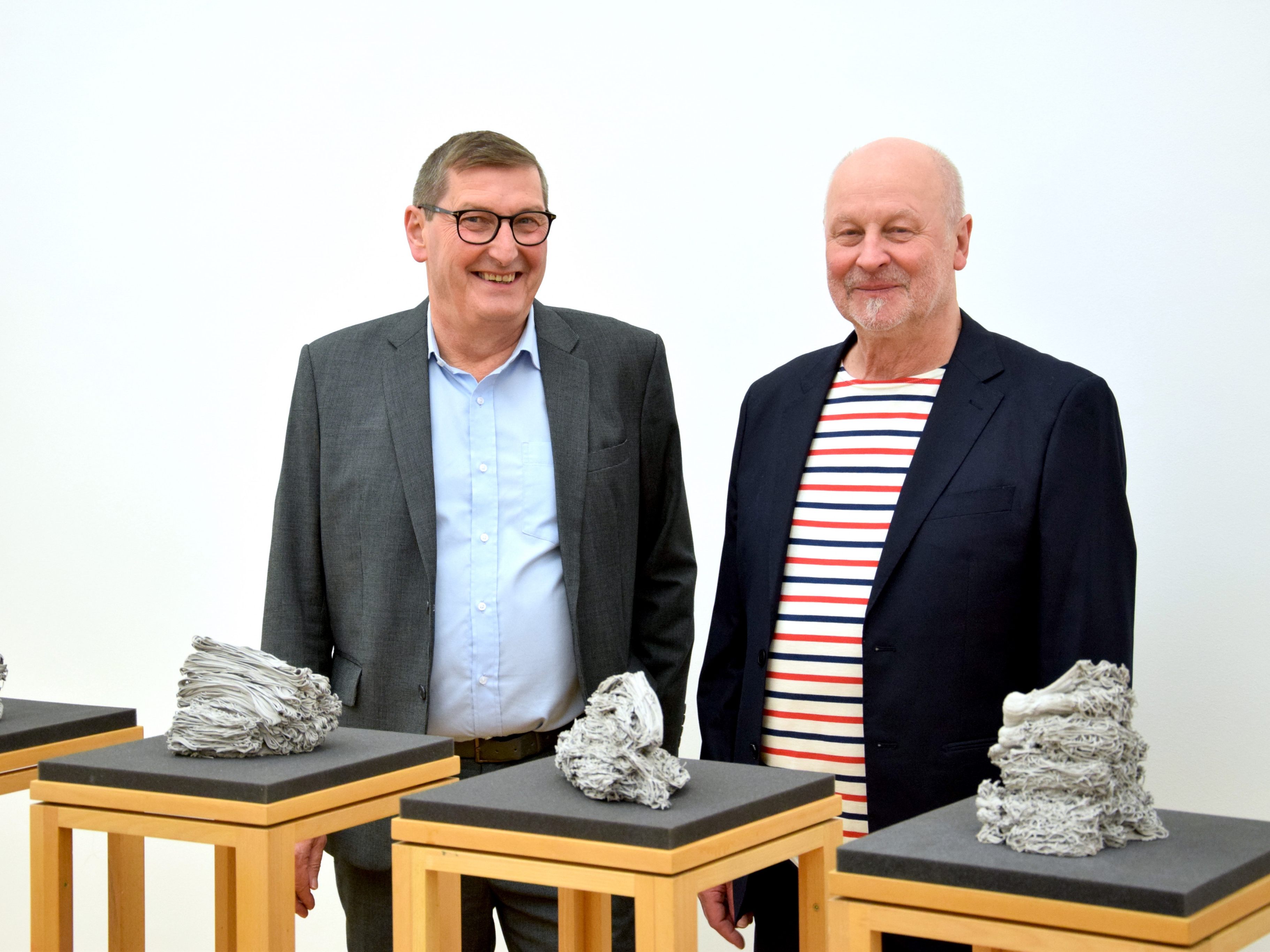 Verein allerArt-Obmann Wolfgang Maurer und der verabschiedete allerArt-Kurator Manfred Egender in der mittlerweile beendeten Ausstellung "3D ANALOG -/- DIGITAL" in der Bludenzer Galerie allerArt. Verein allerArt-Obmann Wolfgang Maurer und der verabschiedete allerArt-Kurator Manfred Egender in der mittlerweile beendeten Ausstellung "3D ANALOG -/- DIGITAL" in der Bludenzer Galerie allerArt.