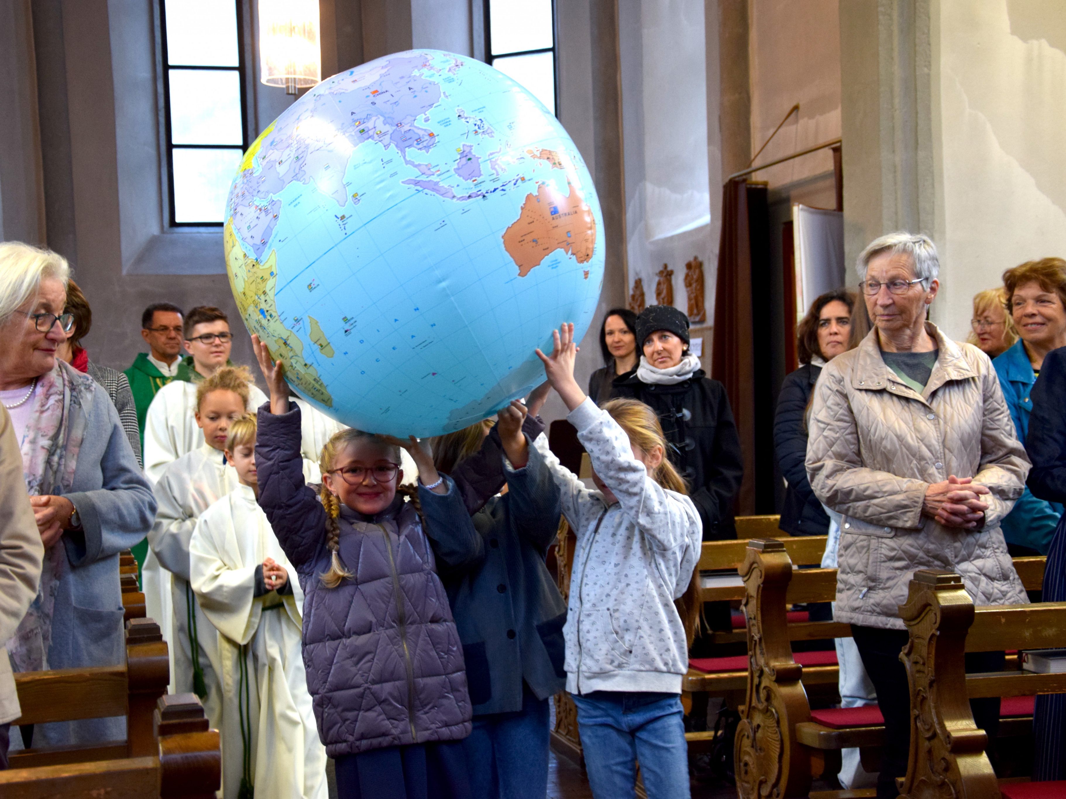 Die Welt in Kinderhänden - Messfeier am Sonntag der Weltmission in der Pfarrkirche Mariae Himmelfahrt in Brand.