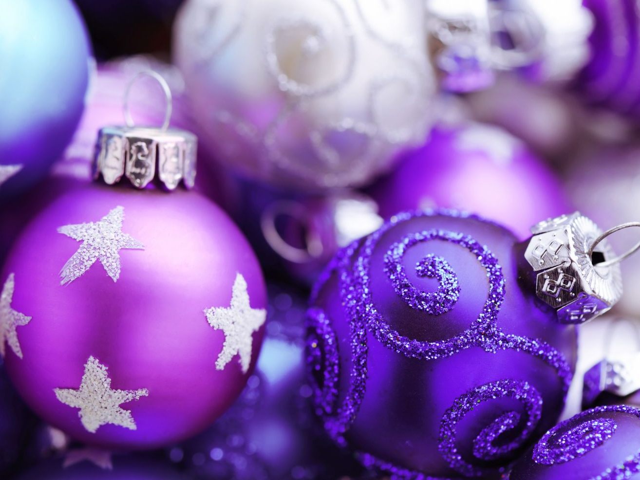 Wie Sie aus alten Christbaumkugeln wahre Unikate zaubern können, erfahren Sie im Video.