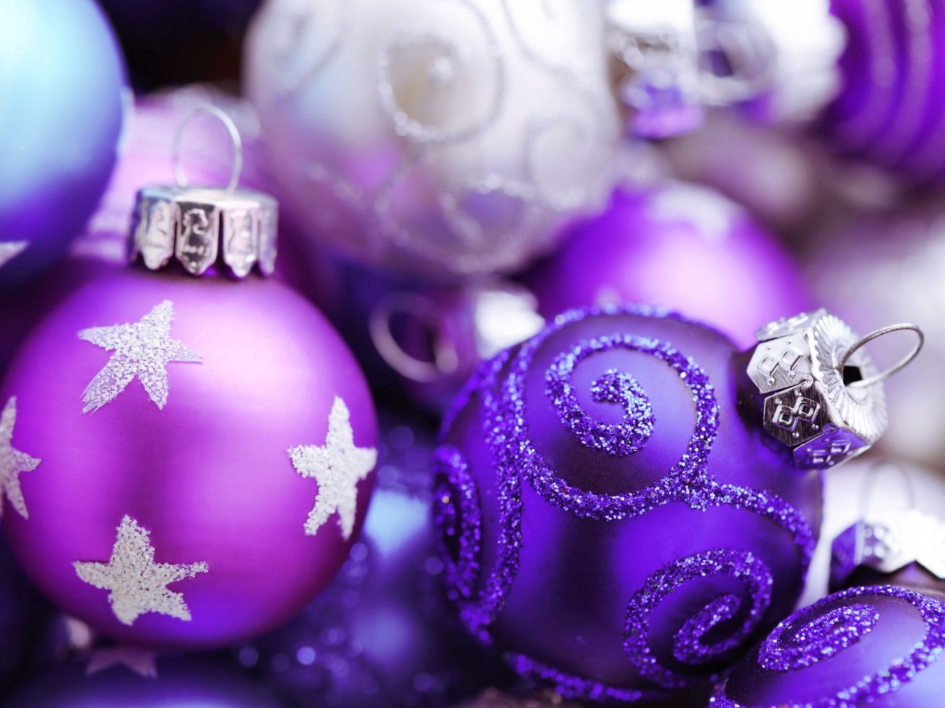 Wie Sie aus alten Christbaumkugeln wahre Unikate zaubern können, erfahren Sie im Video. Wie Sie aus alten Christbaumkugeln wahre Unikate zaubern können, erfahren Sie im Video.