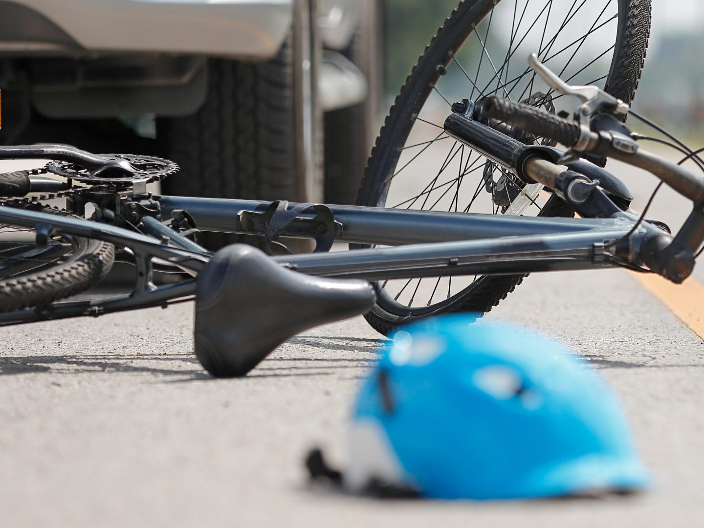 Fahrradfahrer von pkw erfasst