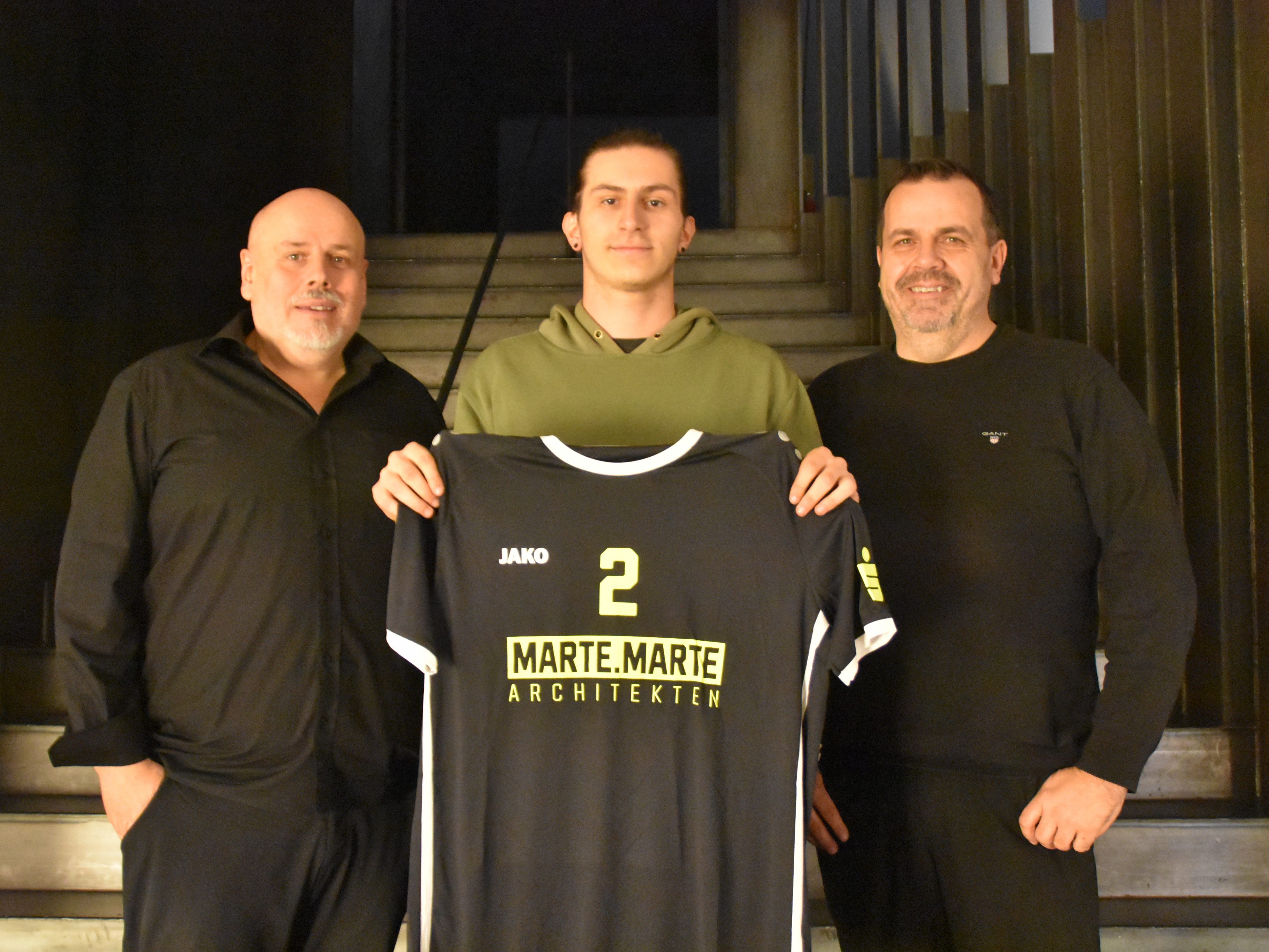 Kapitän Davud Dautovic mit den Dressensponsoren