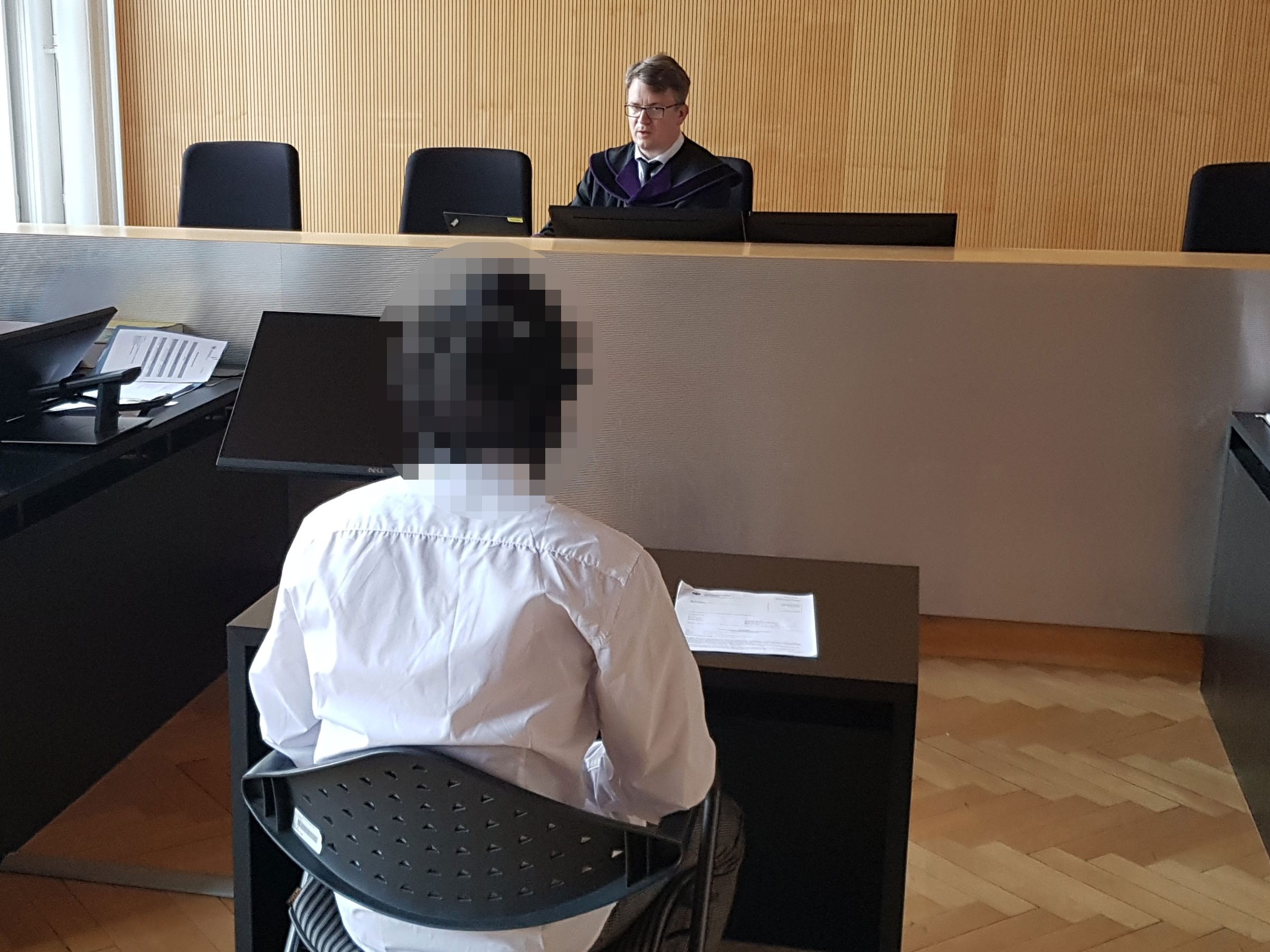 Derjunge Mann wollte lieber auf seinen Führerschein sparen. Derjunge Mann wollte lieber auf seinen Führerschein sparen.