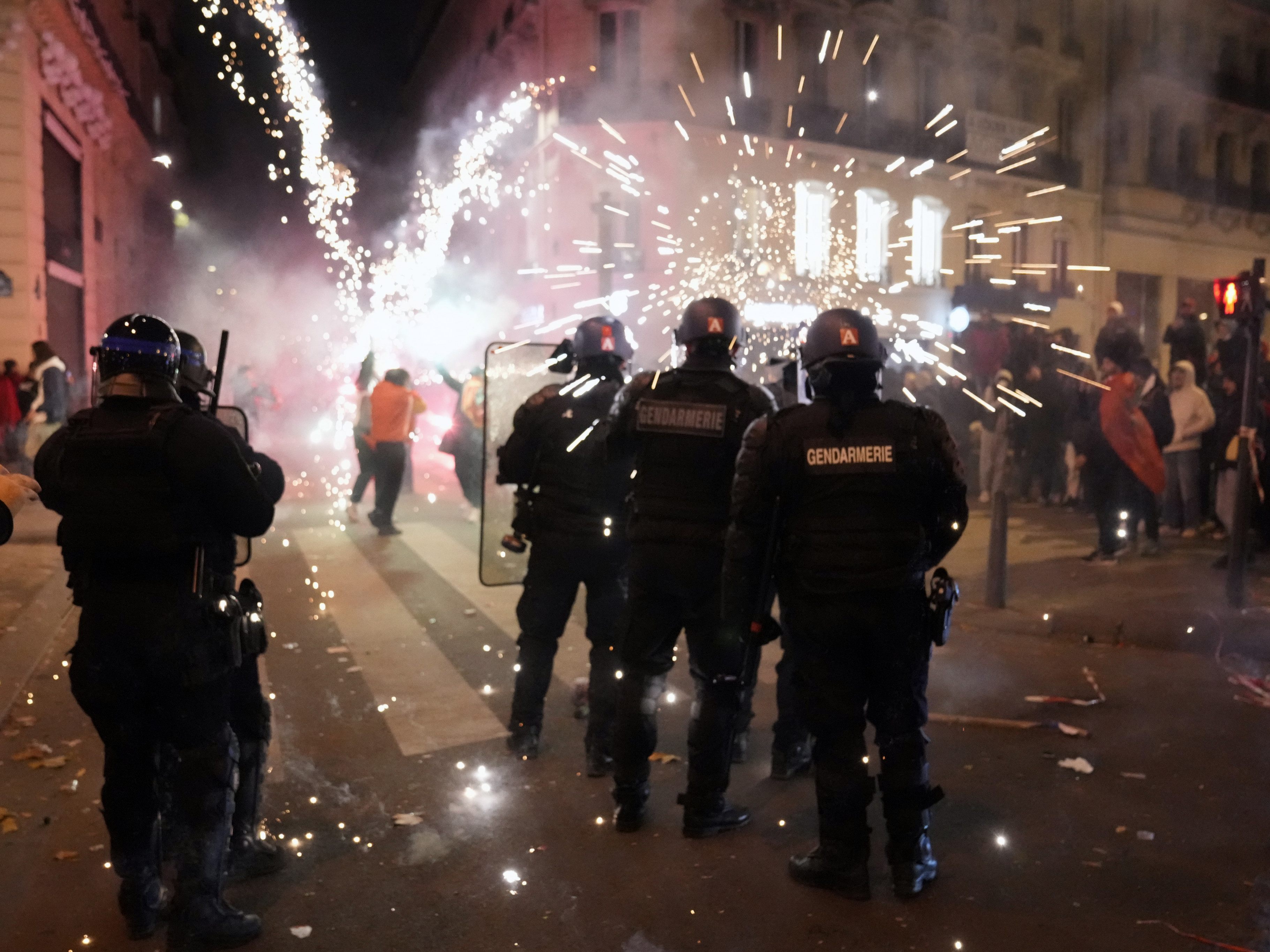 Fußball-Fans sorgten in Paris und Brüssel für Krawalle.
