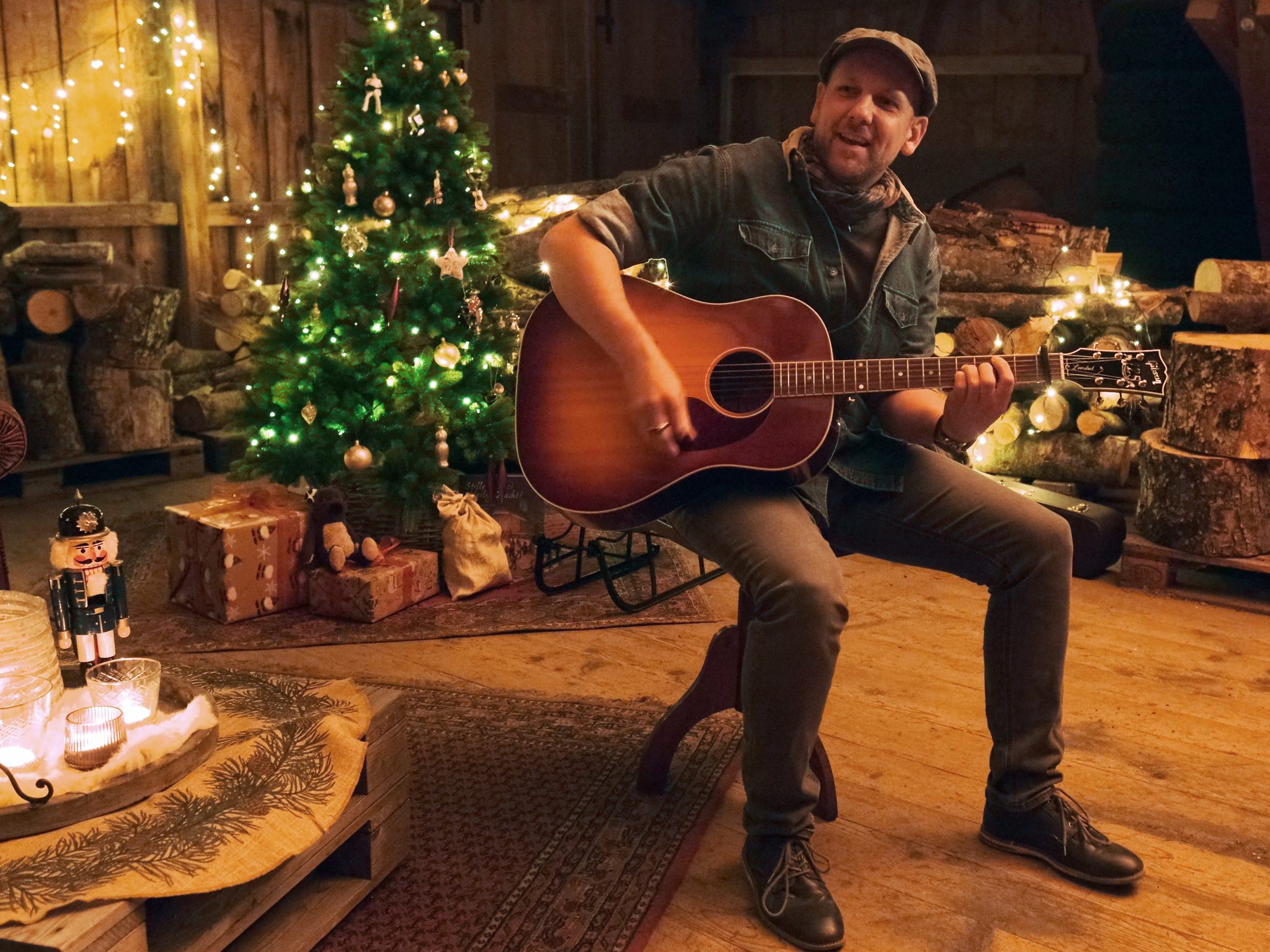 "Christmas Time (Best Time Of The Year)" - Jochen Grabher mit seinem Weihnachtslied. "Christmas Time (Best Time Of The Year)" - Jochen Grabher mit seinem Weihnachtslied.