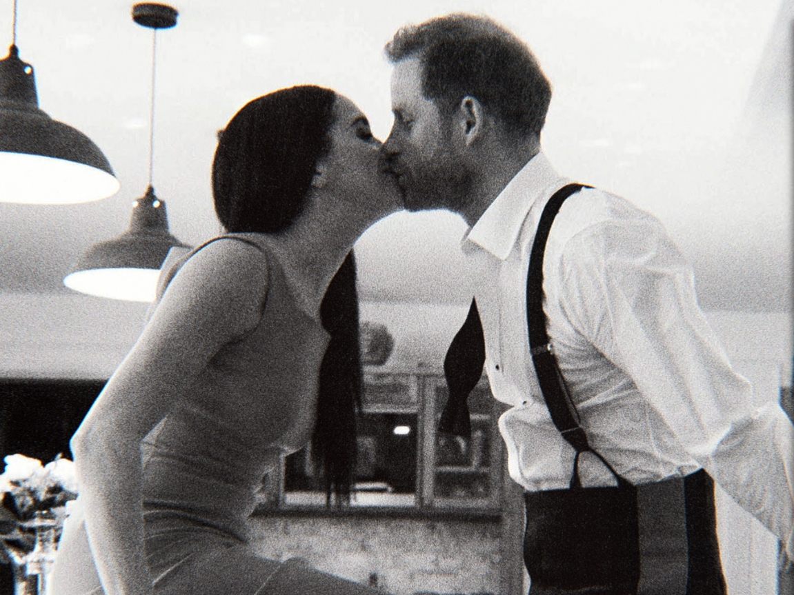 Fürs Erste bleibt die Vermarktung ihres Schicksals ein gutes Geschäft: Mit Netflix und Spotify unterzeichneten Harry und Meghan Ende 2020 millionenschwere Verträge. Fürs Erste bleibt die Vermarktung ihres Schicksals ein gutes Geschäft: Mit Netflix und Spotify unterzeichneten Harry und Meghan Ende 2020 millionenschwere Verträge.