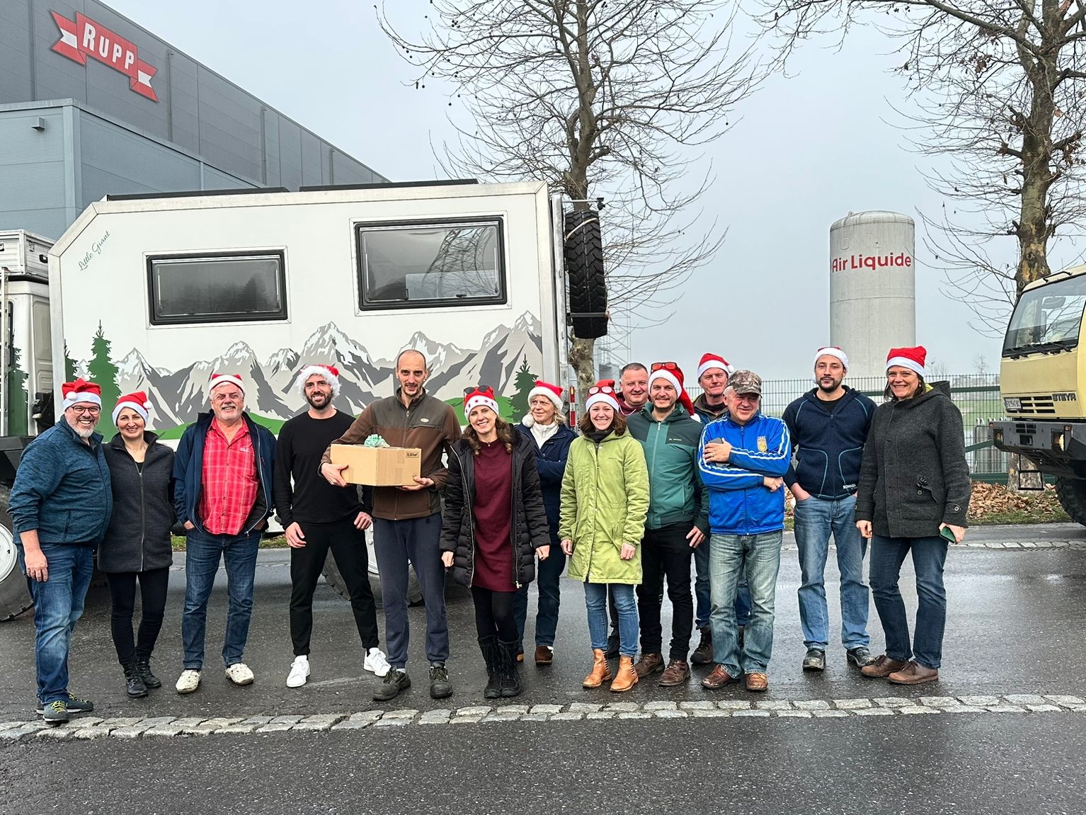 Dank dem „Steyr Offroad Team“ Vorarlberg und zahlreicher Sponsoren konnten Fernfahrer auf Raststätten in Vorarlberg gelebte Weihnachten erleben. Dank dem „Steyr Offroad Team“ Vorarlberg und zahlreicher Sponsoren konnten Fernfahrer auf Raststätten in Vorarlberg gelebte Weihnachten erleben.